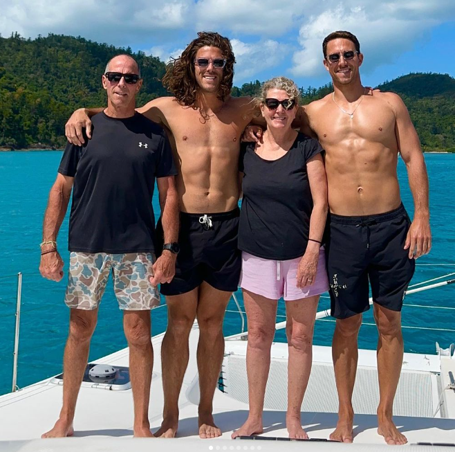 Callum et Jake Robinson et leurs parents, lors d'un séjour en voilier en septembre dernier dans l'archipel australien des Whitsunday. Instagram Jake Robinson