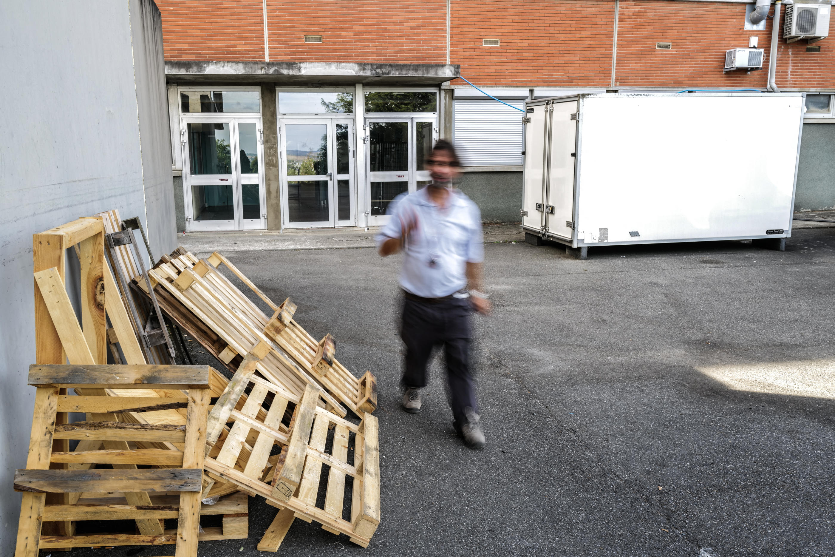 Sur cette photo prise le 17 octobre 2023, on aperçoit un conteneur réfrigéré dans la cour le la morgue de l'hôpital de Rangueil à Toulouse. AFP/ Charly Triballeau