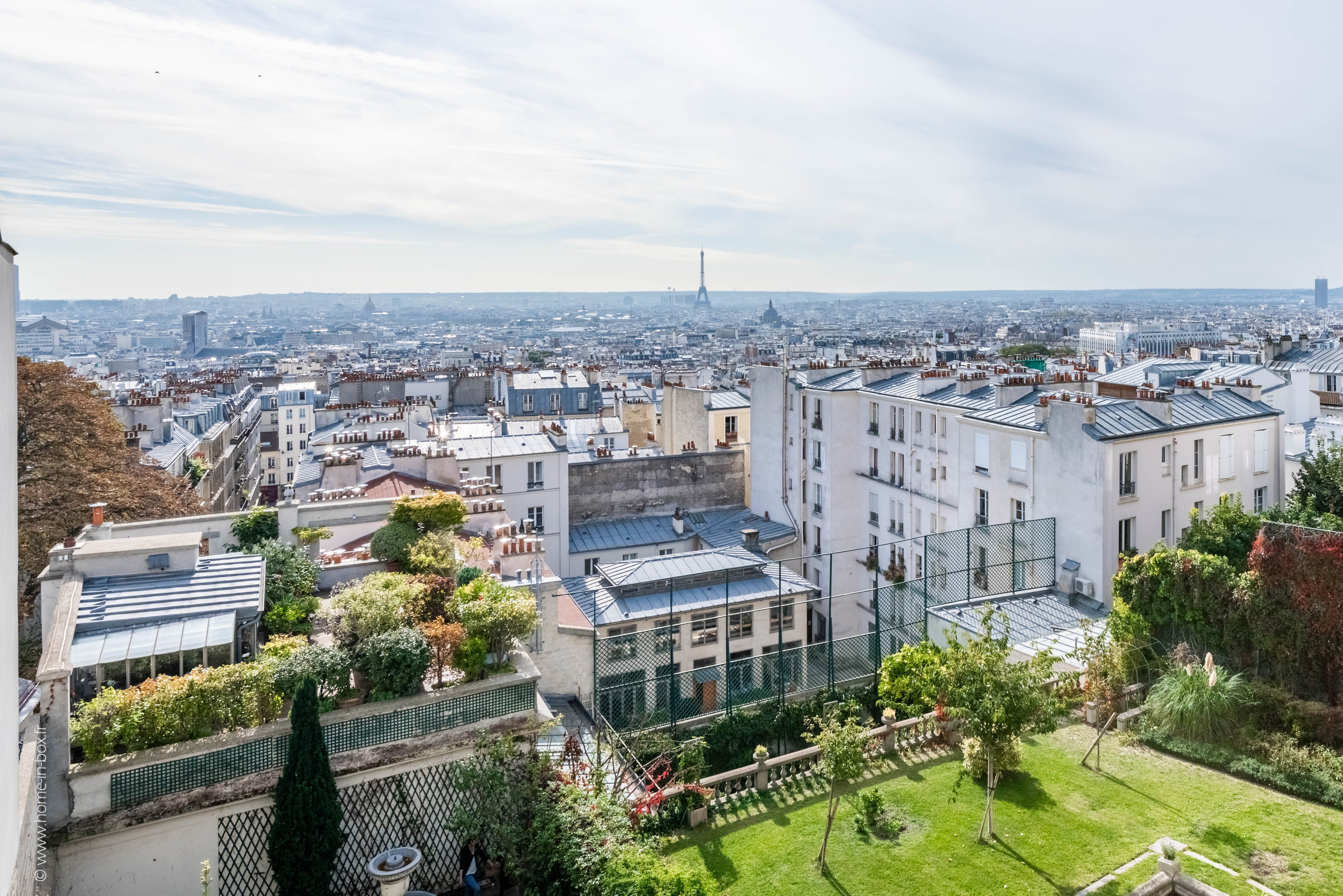 Paris (XVIIIe). Voici la vue du rooftop de cette maison de 340 m2 avec jardin en plein Montmartre en vente à 11,5 millions d'euros via Ie mandataire IAD. Home-in-Box