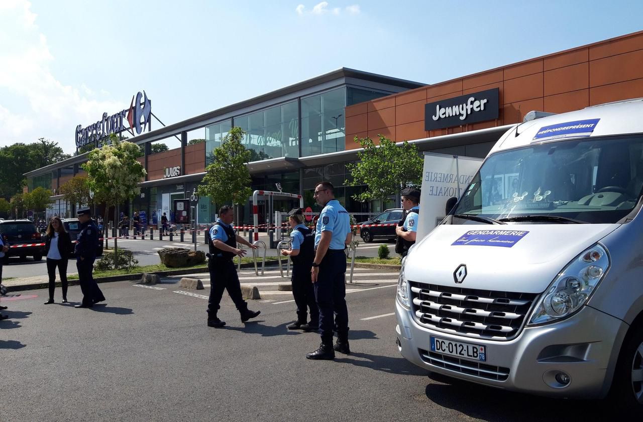 <b></b> Les gendarmes vont à la rencontre des confinés, sur les parkings de supermarchés.