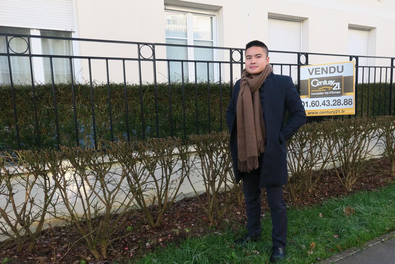 <b></b> Serris, mercredi 4 décembre 2019. Conseiller immobilier dans l’agence Century 21 du Val-d’Europe, Alexandre Truong explique notamment la hausse des prix par l’explosion de la location saisonnière.