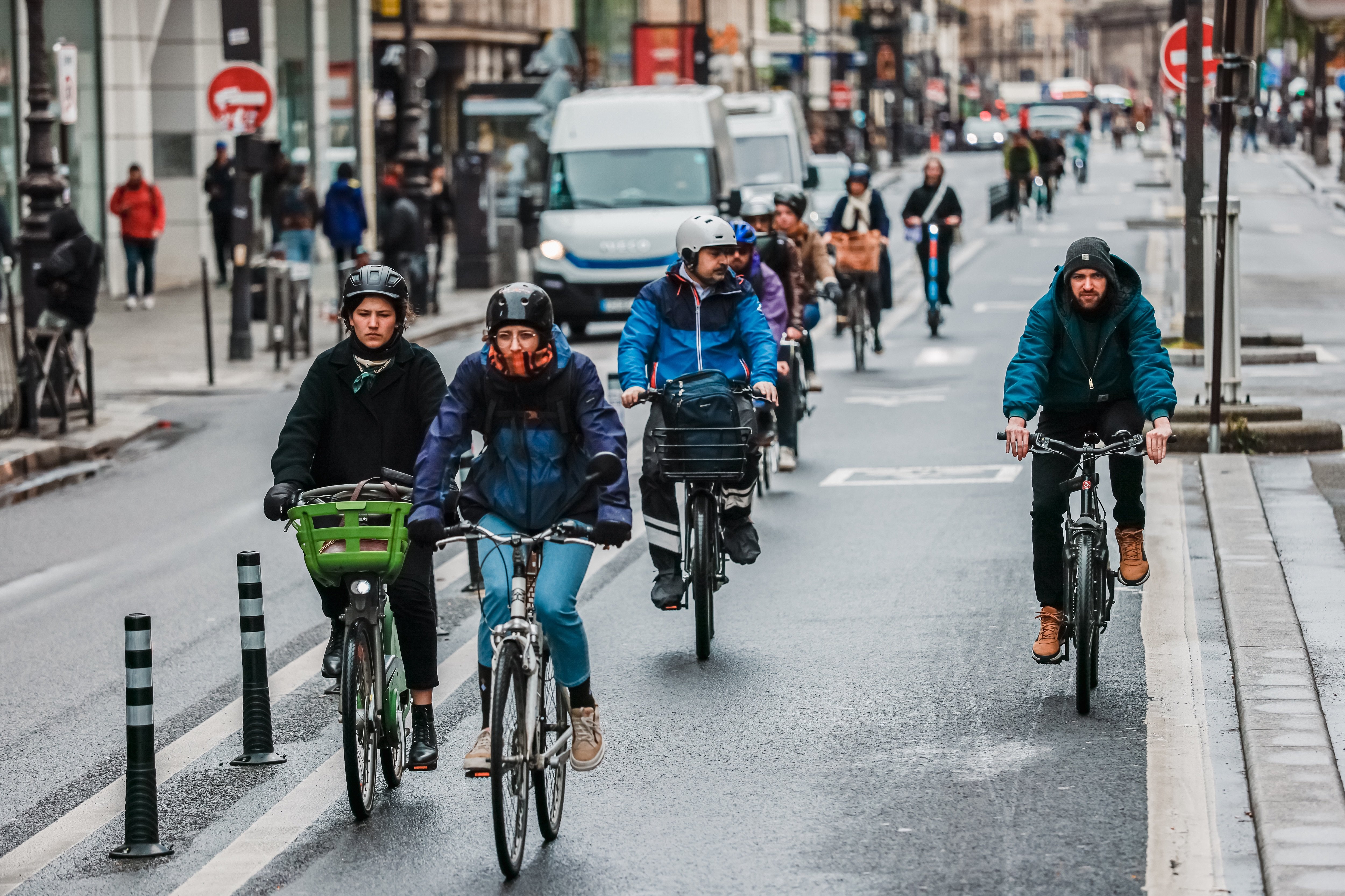 Rue de Rivoli à Paris, le flux de vélos est très important. Mais le réseau cyclable métropolitain semble déjà limité par rapport à l'essor de la pratique. LP/Enzo Sultan