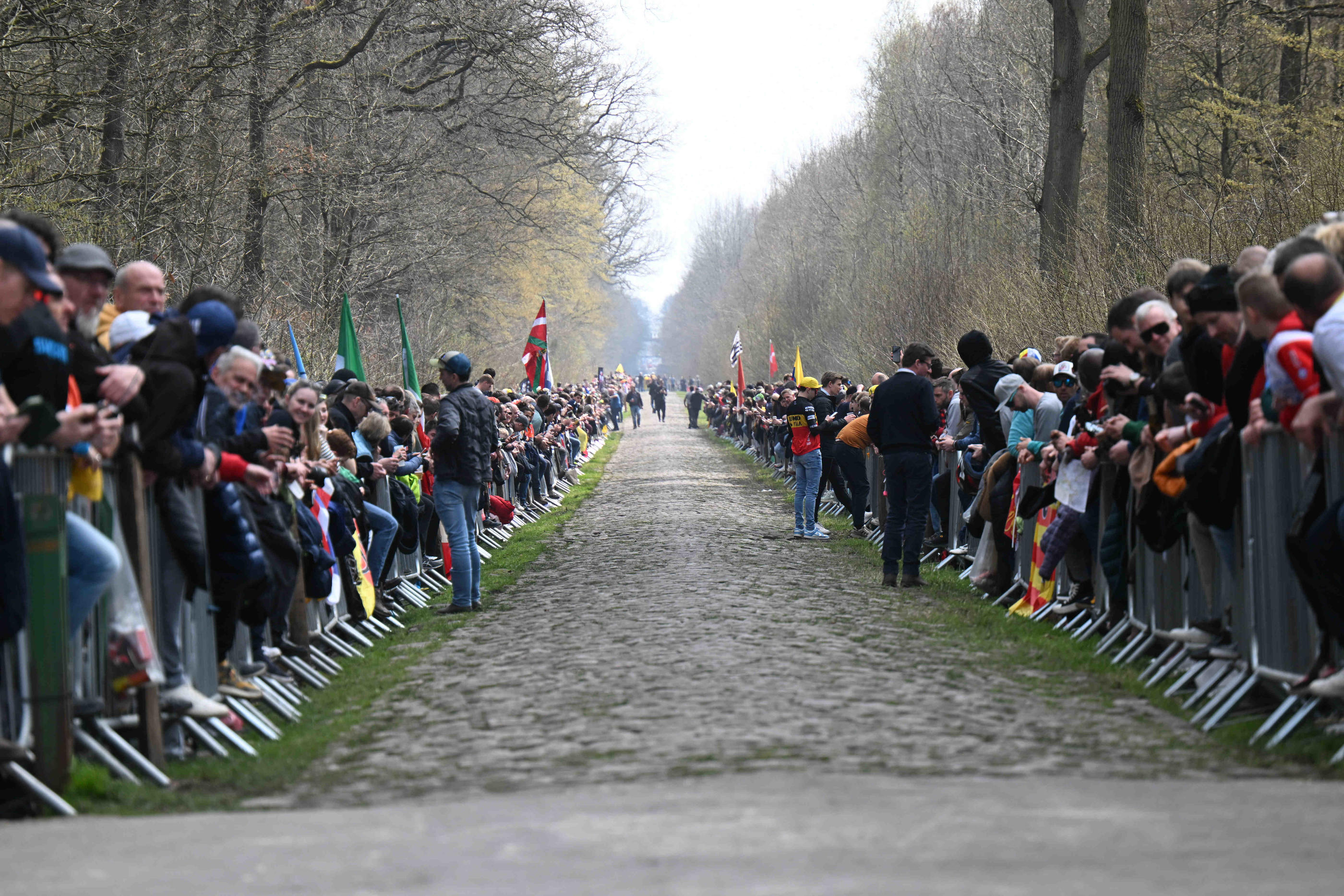 Les organisateurs de Paris-Roubaix ont été contactés en urgence le 29 mars afin de ralentir l’entrée des coureurs dans la mythique trouée d’Arenberg, abordée à près de 60 km/h. Icon Sport/Sirotti Stefano