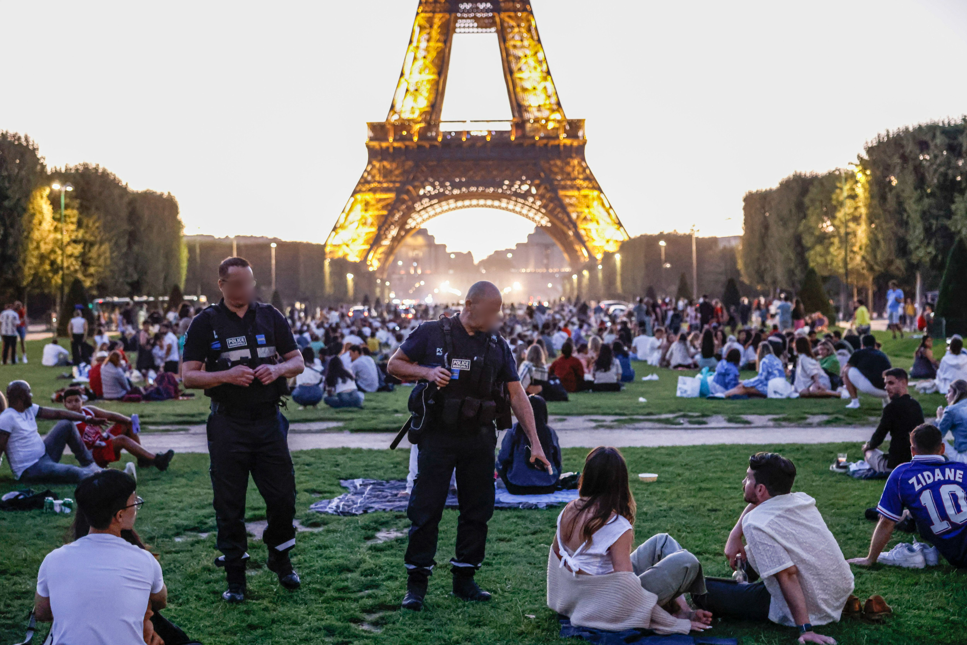 Champ-de-Mars à Paris (VIIe), le 9 août 2023. Les forces de l'ordre patrouillent pour protéger les nombreux touristes, notamment des pickpockets. LP/Olivier Corsan