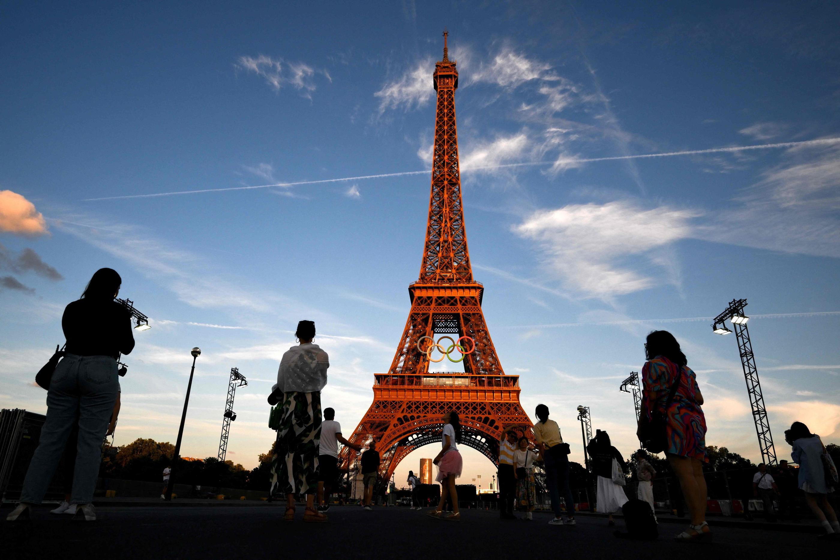 Même si c'est plutôt difficile en ce moment, on peut vouloir admirer la tour Eiffel sans forcément se prendre de passion pour les Jeux ! AFP/Luis Robayo