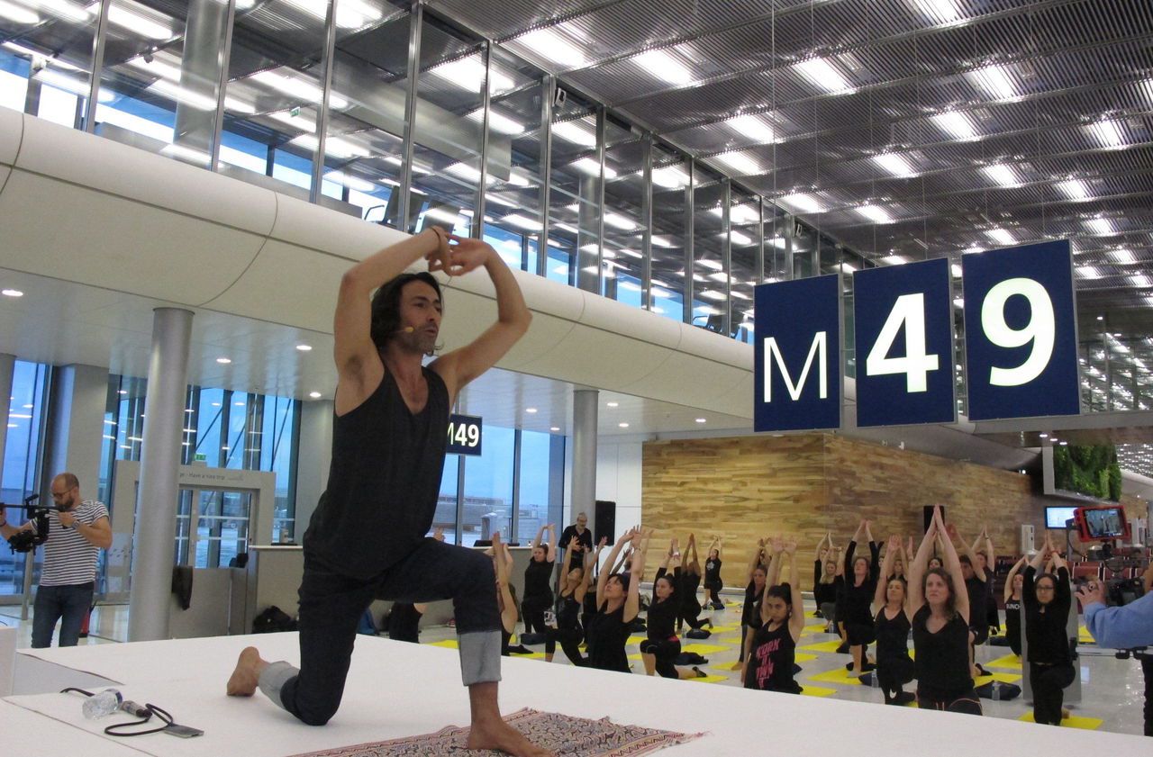 <b></b> Roissy. Paris aéroport  organise des cours de yoga cet été dans les salles d'embarquement.