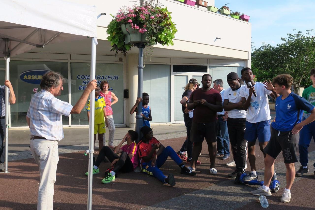 <b></b> Villenoy, mardi 18 juillet 2017. Le maire Michel Venries (DVG) a organisé une réunion publique pour apaiser les tensions entre jeunes et habitants de la Place Picard, excédés par les nuisances sonores de ces derniers mois. 