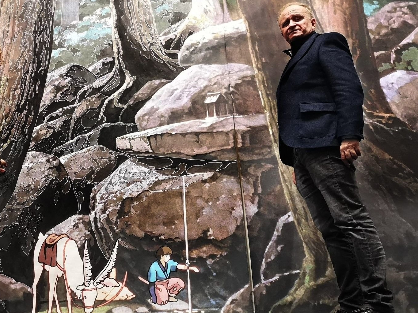 Le directeur de la cité de la tapisserie, Emmanuel Gérard (ici en 2020), devant la tapisserie Princesse Mononoké à Aubusson (Creuse). LP/Franck Lagier