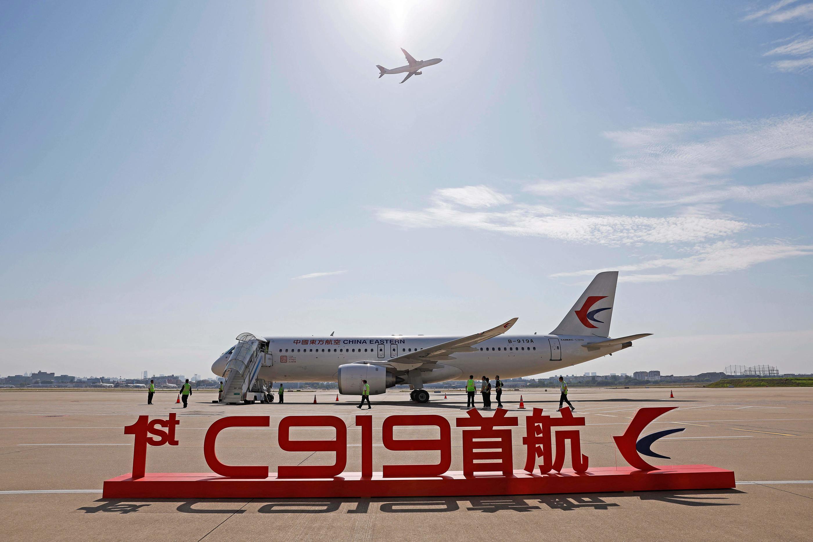 Shanghai (Chine), le 28 mai. Après son trajet inaugural, le C 919 a vocation à concurrencer les deux références stars : l’A 320 Neo d’Airbus et le 737 Max de Boeing. AFP/STR