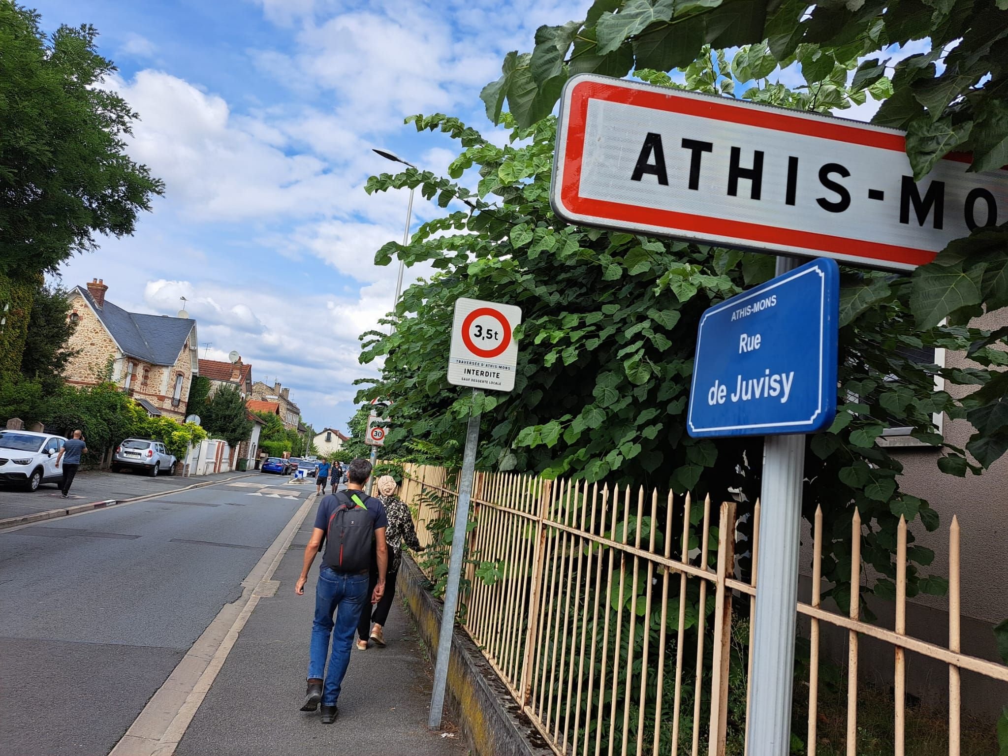 Athis-Mons, ce 4 septembre 2024. La rivalité persistante entre deux quartiers de Draveil (Essonne) a fait un mort, ce mardi à Athis-Mons. Un jeune homme a été poignardé au thorax lors d'une rixe en pleine rue. LP/Thomas Diquattro