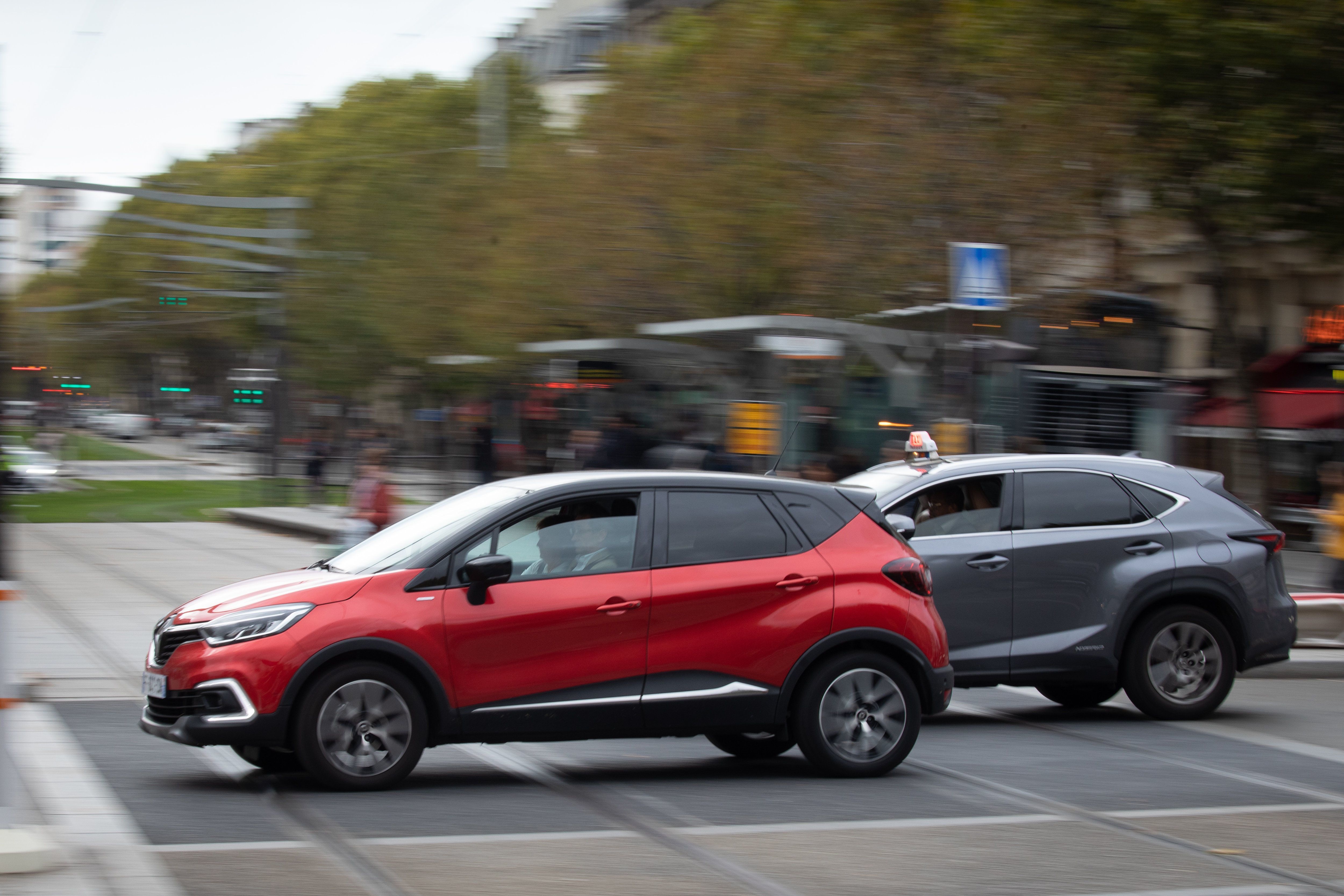 Paris. Les SUV hybrides de 1,6 tonne ne seront finalement pas concerné par le triplement du tarif de stationnement qui entre en vigueur à Paris le 1er octobre. Le seuil de déclenchement a été rehaussé à 2 tonnes par la municipalité. LP/Fred Dugit