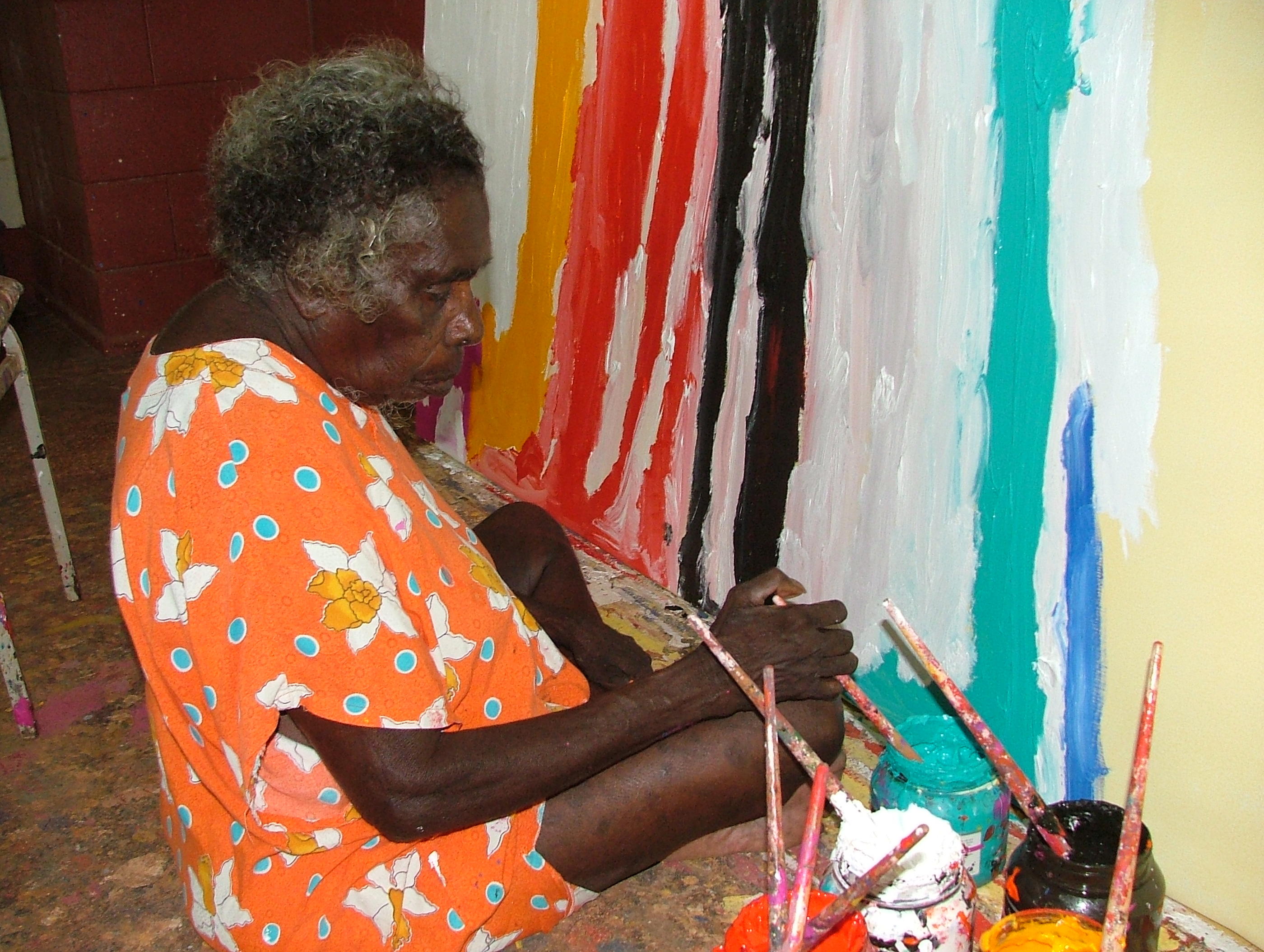 Sally Gabori, Mirdidingkinghati Juwarnda en dialecte aborigène, a fréquenté le Mornington Island Arts and Crafts Centre. Elle a rencontré le succès très rapidement. The Estate of Sally Gabori/Inge Cooper.
