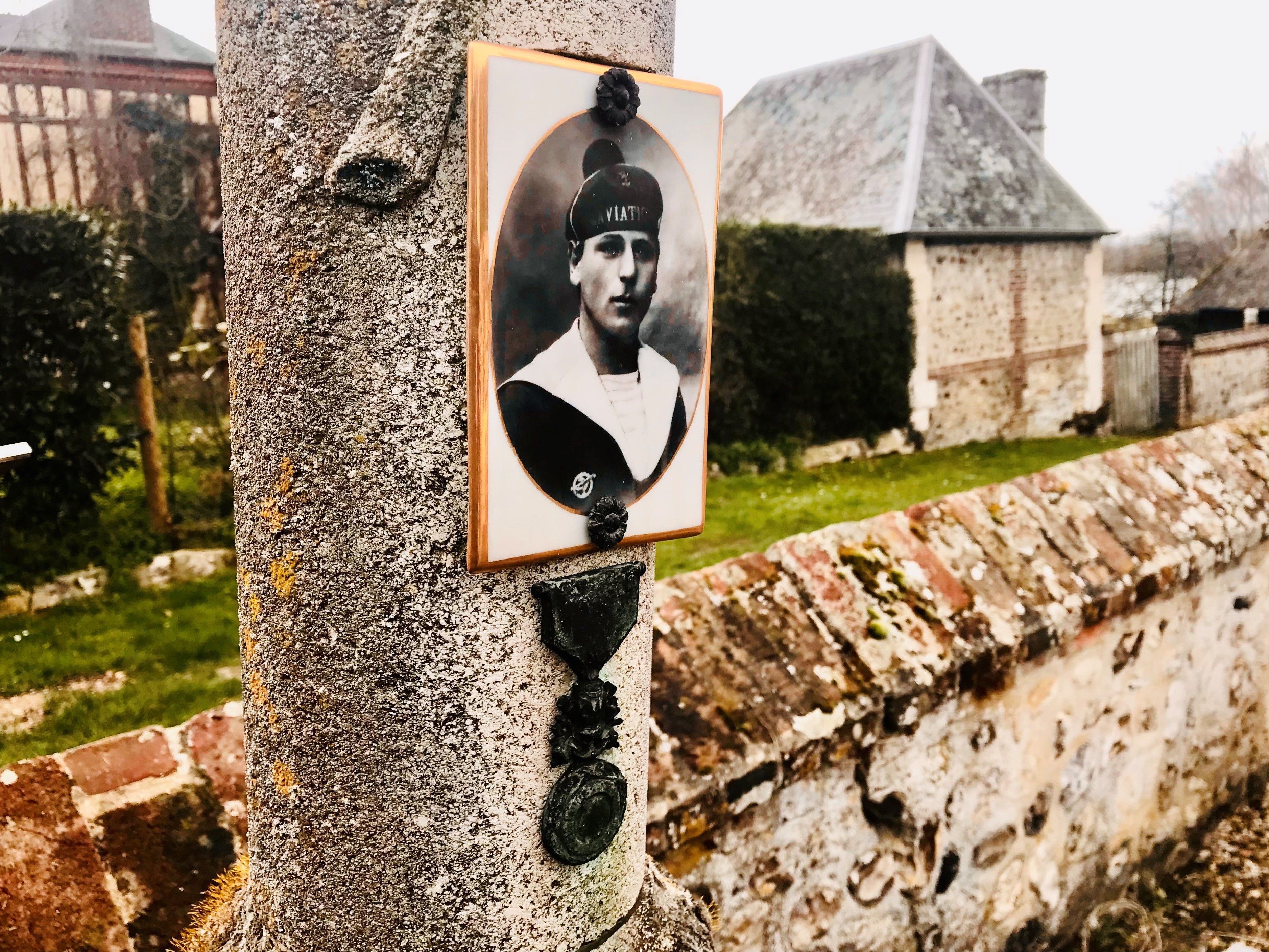 La tombe de Louis Prévost, un enfant d'Aizier (Eure) mort en 1925, n'a été découverte que  récemment dans le village et c'est toute une histoire que les habitants cherchent à reconstituer. #PRESSE 30
