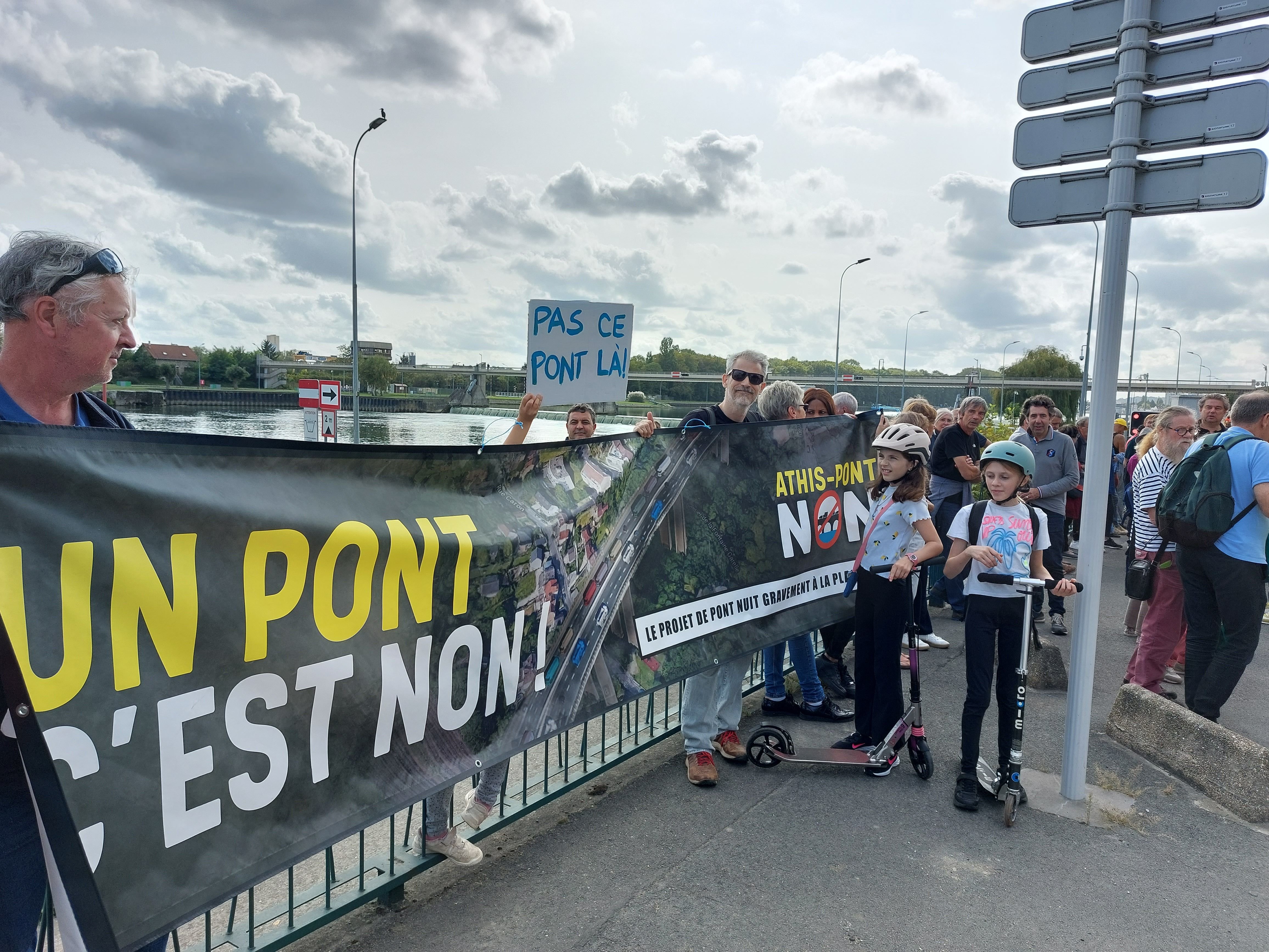 Plusieurs dizaines de personnes ont manifesté ce samedi 30 septembre contre le projet de pont entre Athis-Mons et Vigneux-sur-Seine, en Essonne, et contre un projet de port à Vigneux mené par Haropa Port. LP/C.CH.
