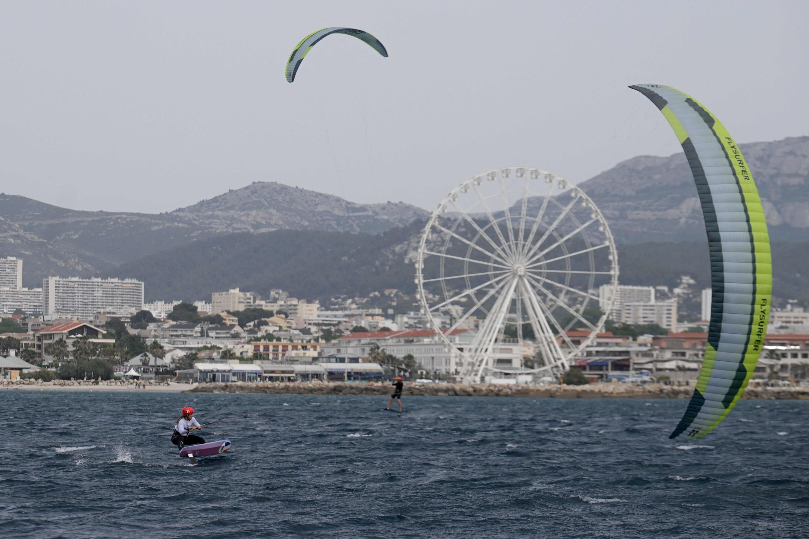 Lauriane Nolot (kitefoil, ici en juin) et les Français débutent le test event de voile ce dimanche à Marseille. AFP/Nicolas Tucat
