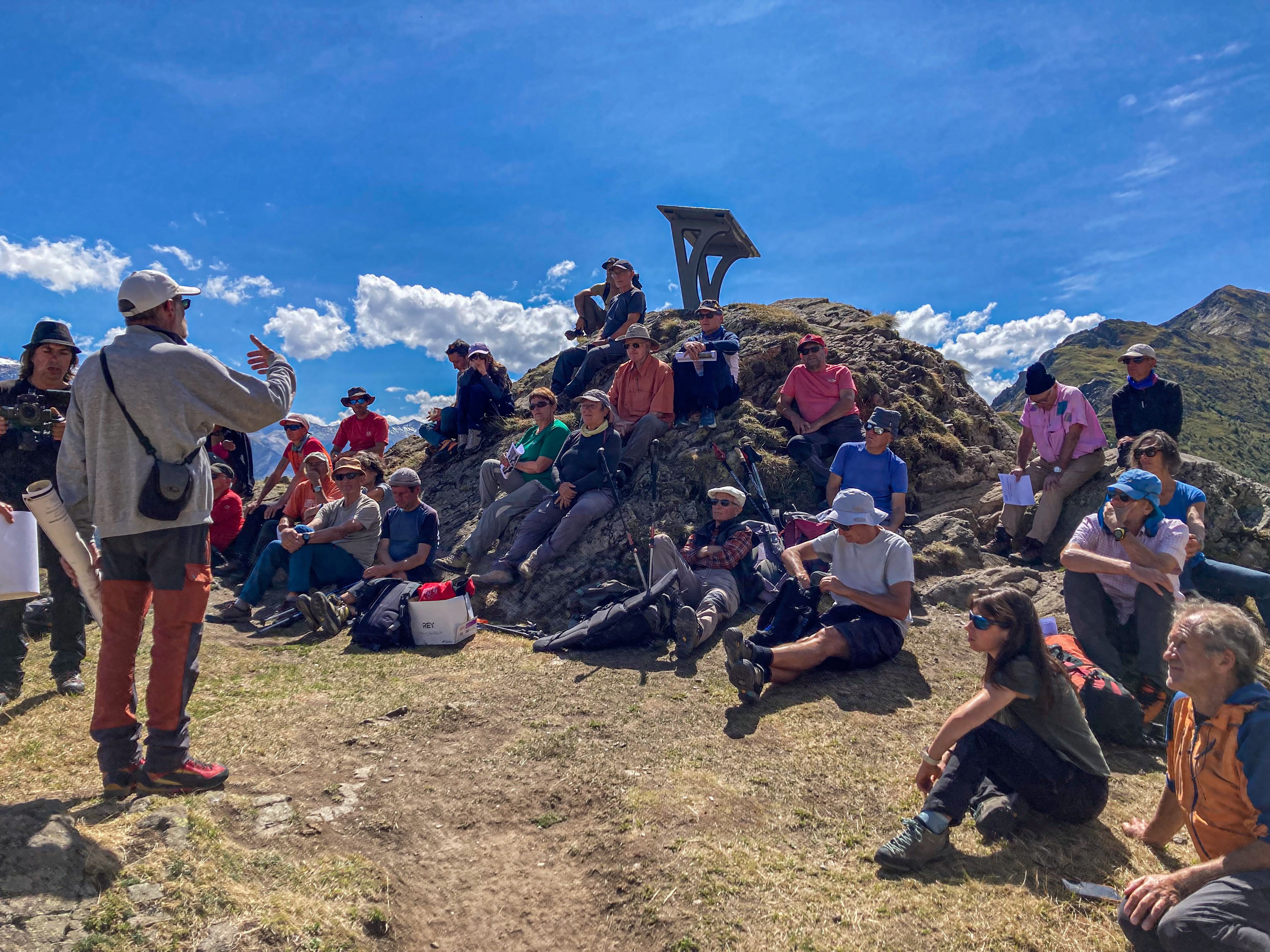 Des glaciologues amateurs se sont rendus vers la station de l'Alpe d'Huez pour les obsèques du glacier de Sarenne, aujourd’hui disparu. LP/Thomas Pueyo