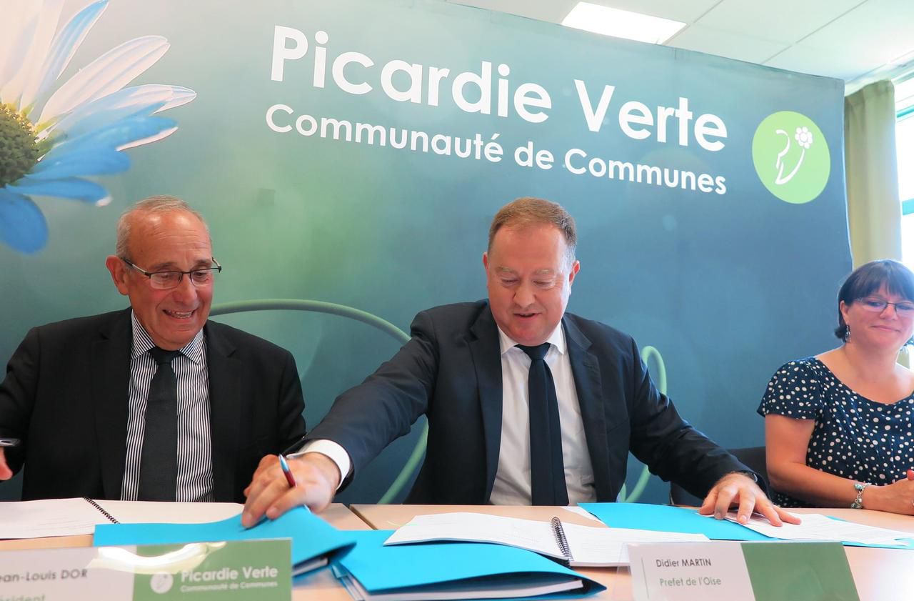 <b></b> Formerie, vendredi. Jean-Louis Dor (à gauche), président de la communauté de communes de la Picardie verte, et Didier Martin, préfet de l’Oise, ont signé le contrat de ruralité pour la Picardie verte. 