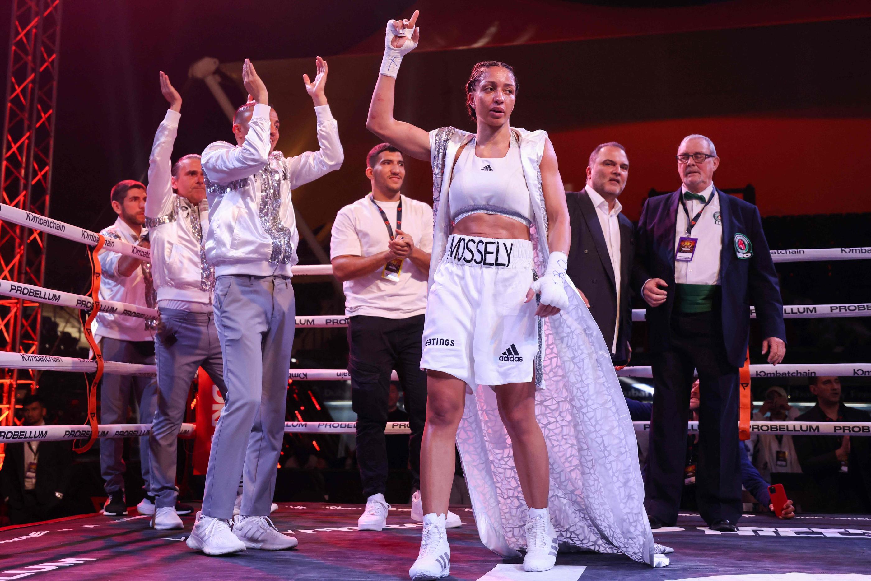 Estelle Mossely a défendu avec succès sa ceinture mondiale IBO des poids légers qu'elle détient depuis 2019. AFP