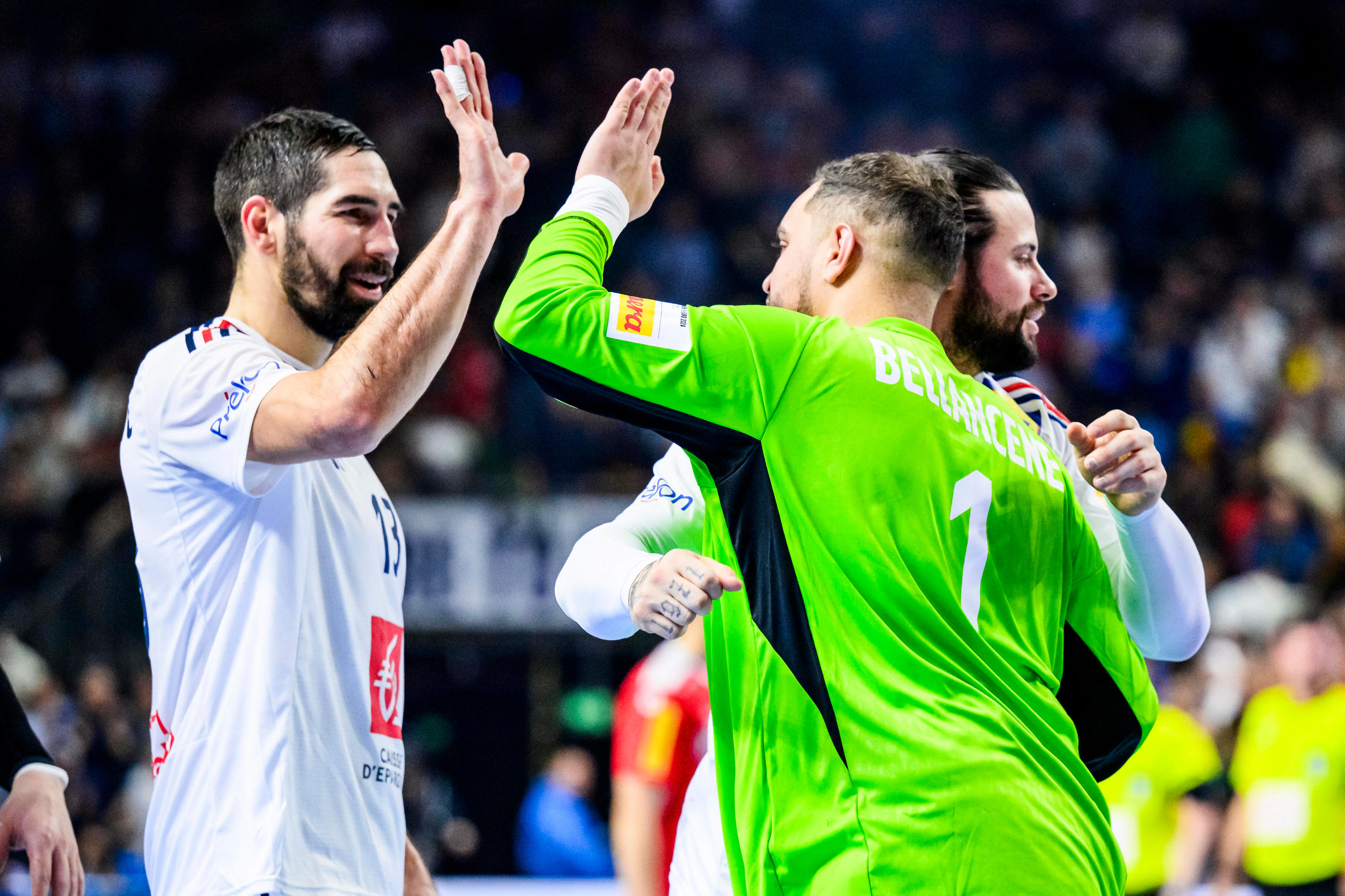 Nikola Karabatic félicite Samir Bellahcene, révélation des Bleus au poste de gardien, à l'issue de la victoire contre l'Autriche. DPA/Icon Sport/Tom Weller