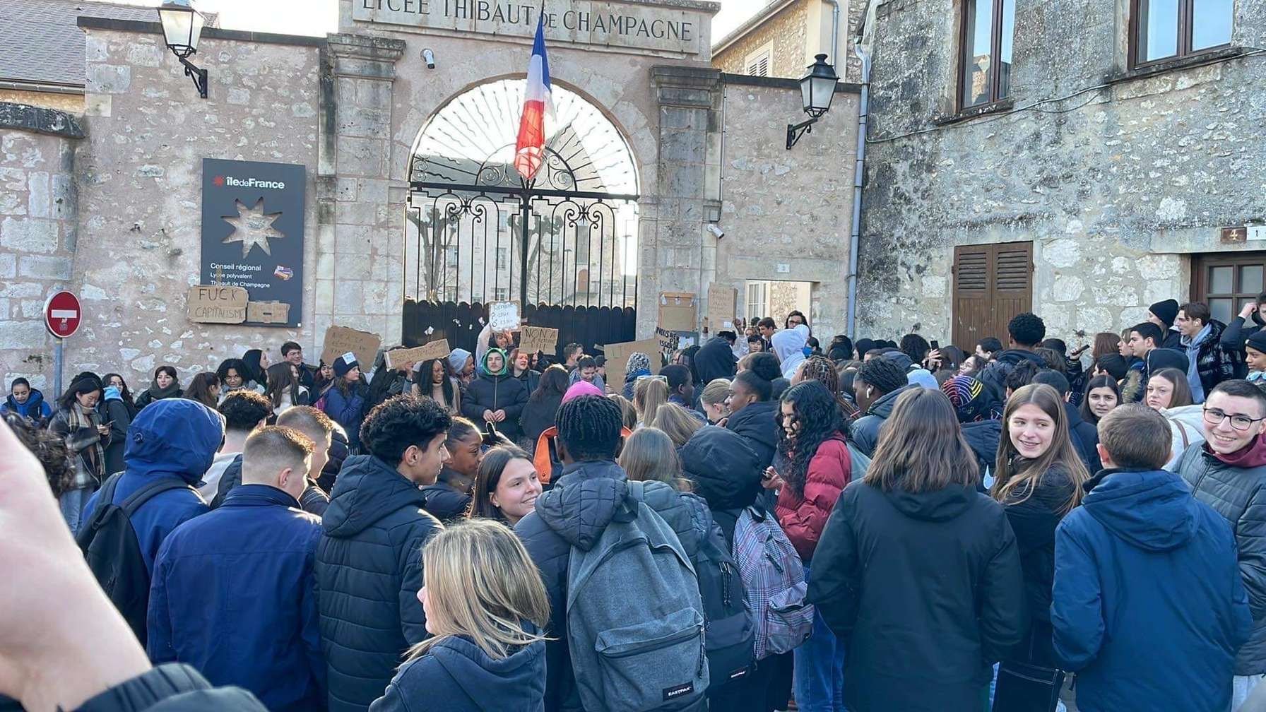 Provins, ce jeudi. Une trentaine de manifestants, élèves du lycée Thibaut-de-Champagne, ont protesté contre la réforme des retraites et informé leurs camarades de ce qui les attend à l'avenir./DR