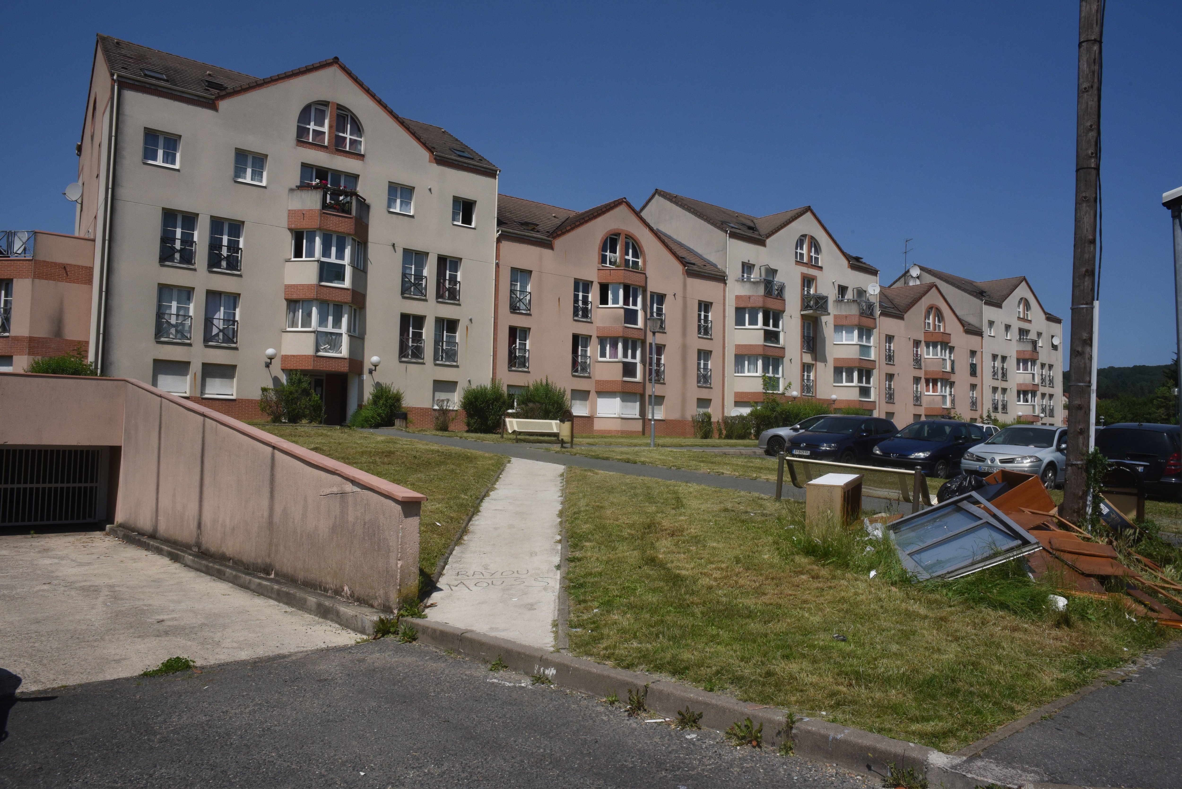 Cormeilles-en-Parisis, janvier 2021. Les trois policiers contrôlaient un petit groupe de jeunes dans ces immeubles de la rue du Clos-Garnier avant de s'en prendre à l'un d'eux. LP/Frédéric Naizot