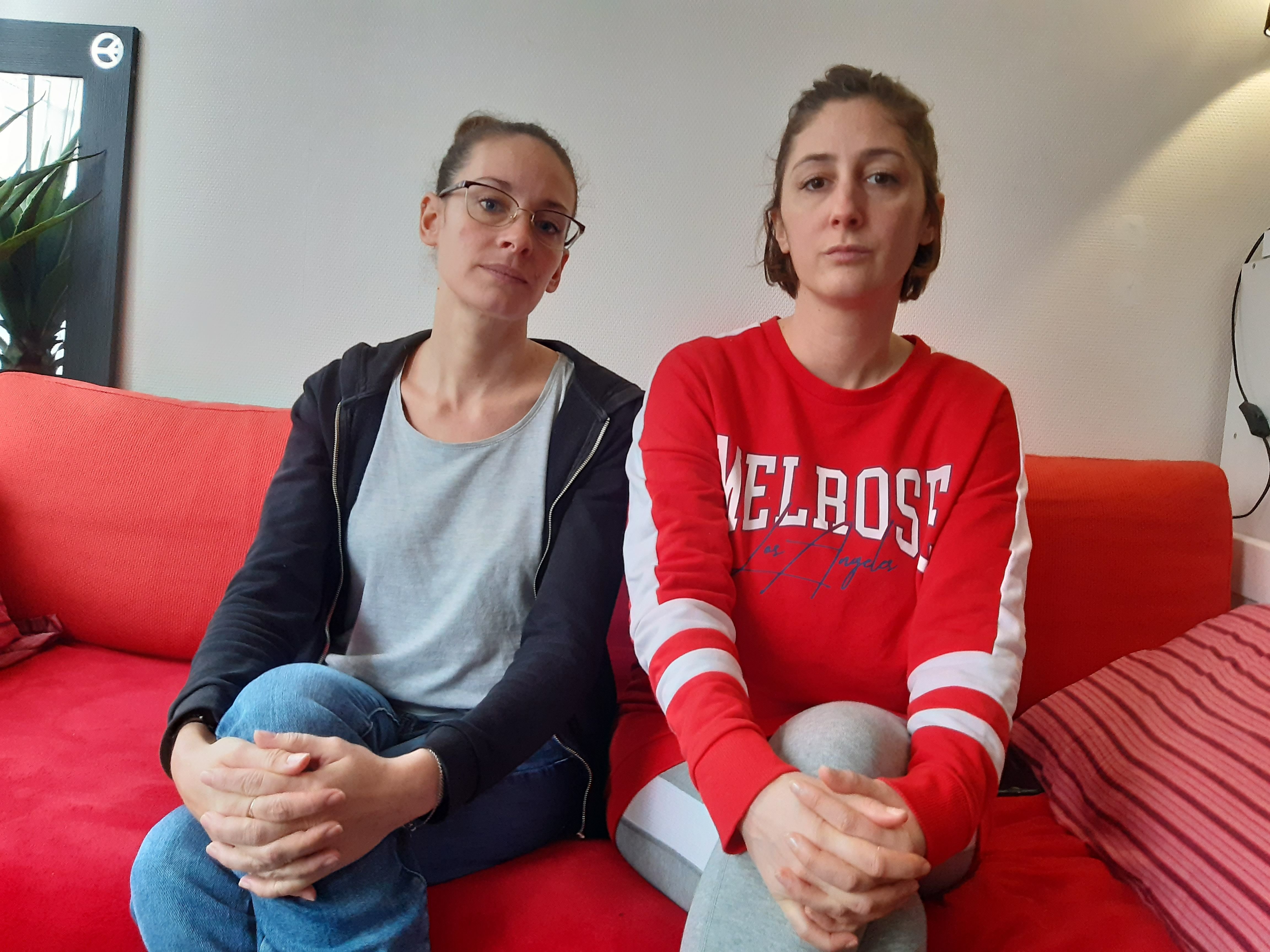 Montreuil, le 13 décembre 2021. Sandrine (à gauche) et Sarah, toutes deux membres de la Collective des mères isolées, dénoncent des manquements à la déontologie au commissariat. LP/E.M.