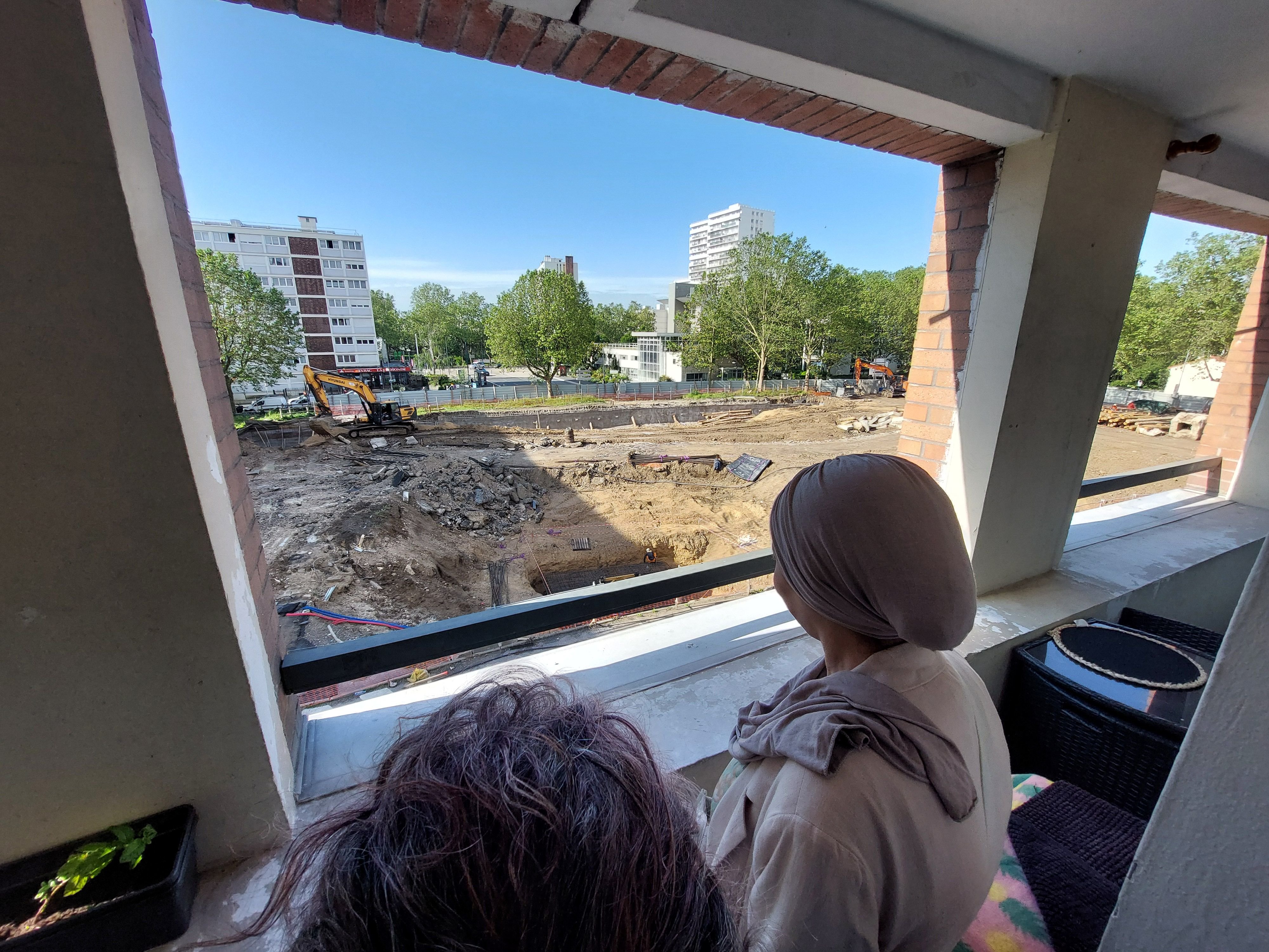 Villeneuve-la-Garenne, le 18 mai. Le chantier du nouveau marché, une opération à plus de 20 millions d'euros en comptant le parking souterrain et l'aménagement des abords, provoque les nuisances qui inquiètent les locataires.