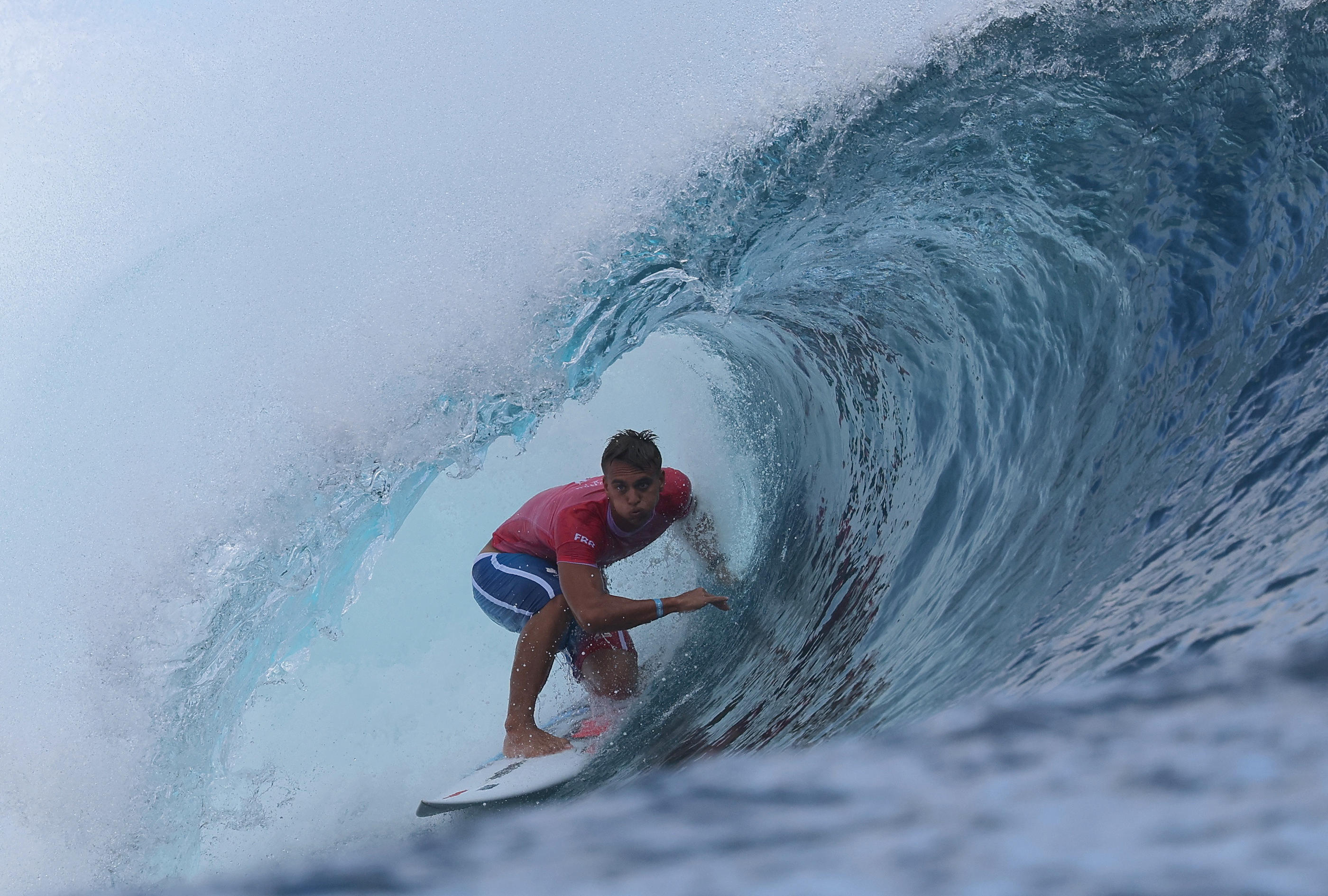 Kauli Vaast a enchaîné les figures réussies et spectaculaires pour se qualifier pour les 8es de finale de l'épreuve de surf des JO. REUTERS/Carlos Barria