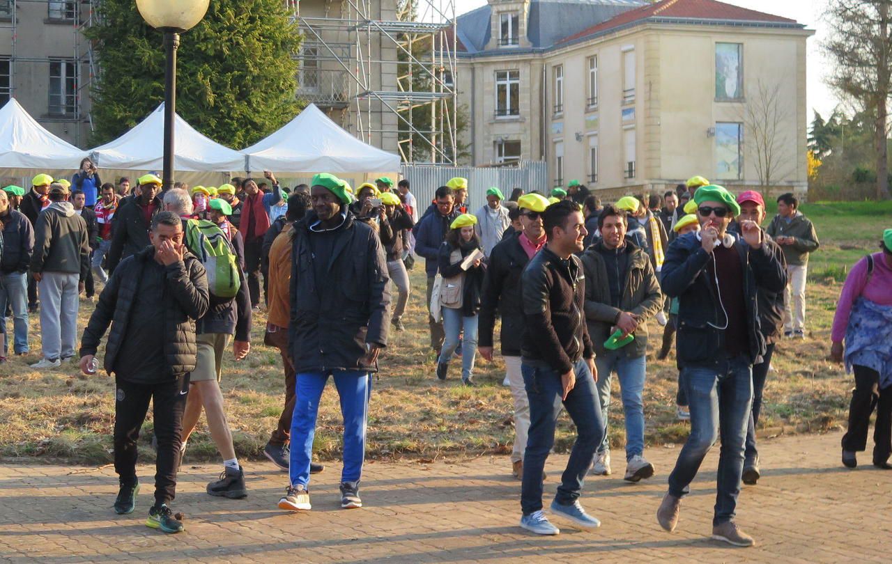 <b></b> Forges-les-Bains, ce dimanche. La marche de printemps du Pays de Limours est partie du centre Emmaüs où vivent 91 migrants. 