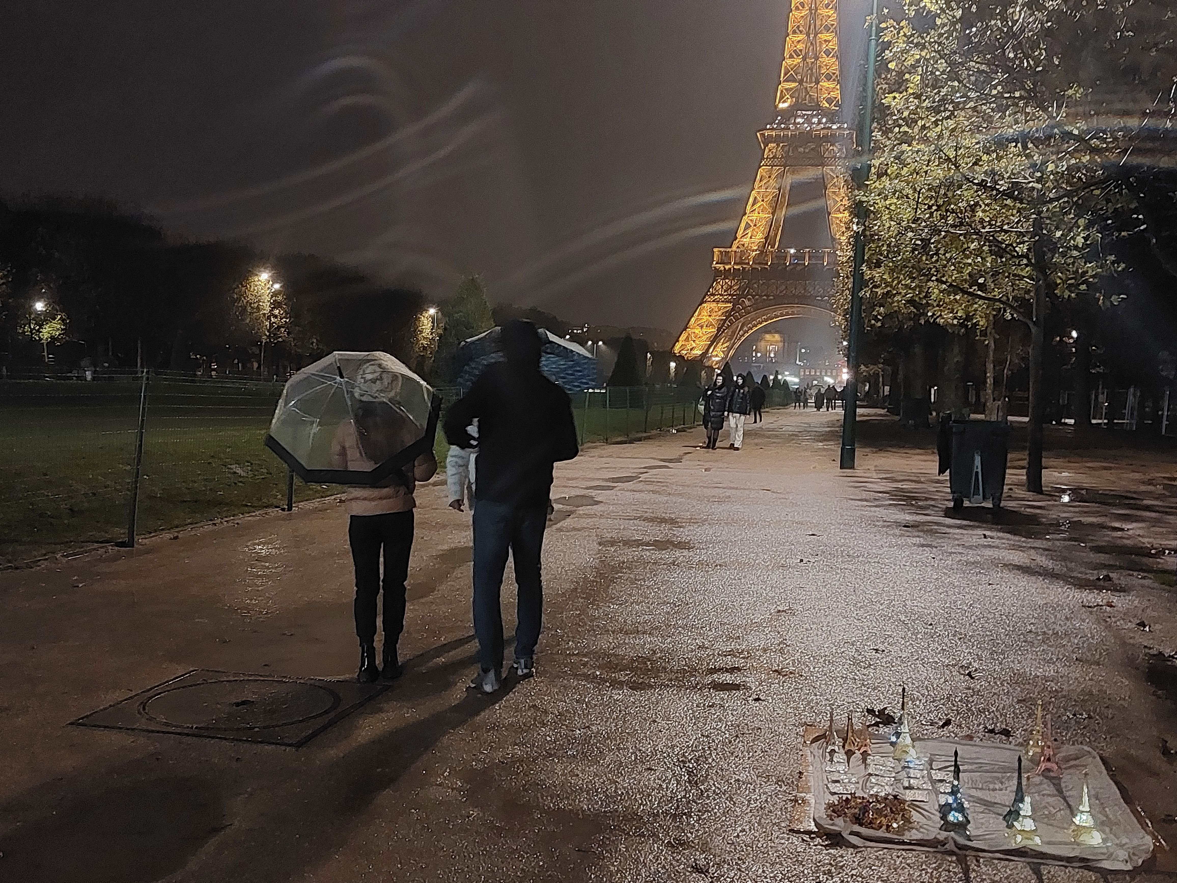 Paris (VIIe), Champ-de-Mars. Un jeune Américain avait été violé en juillet 2022 derrière un buisson, dans ce secteur particulièrement criminogène. Avec les JO, de gros renforts ponctuels ont permis de sécuriser cette zone (Illustration). LP/Denis Courtine