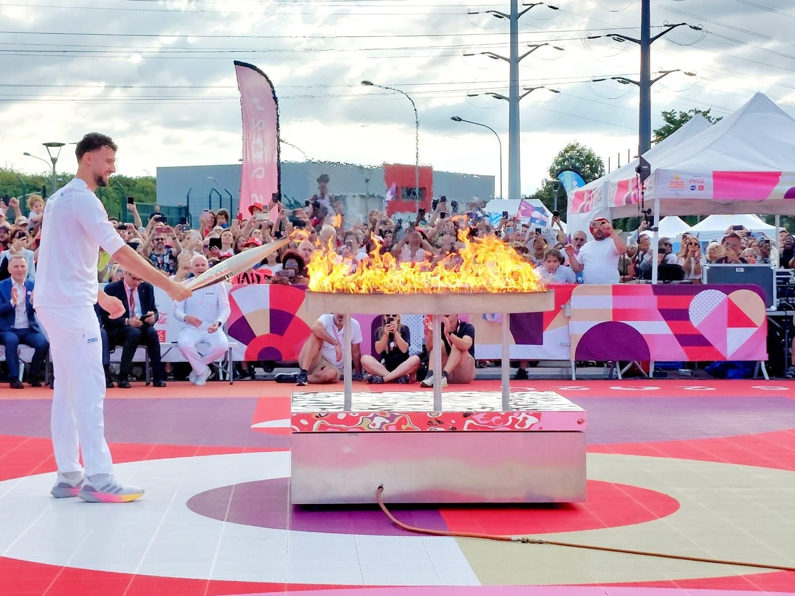 Créteil, le 21 juillet 2024. Le champion de handball Nedim Remili, natif de Créteil, a embrasé la vasque olympique au stade Duvauchelle. LP/Agnès Vives