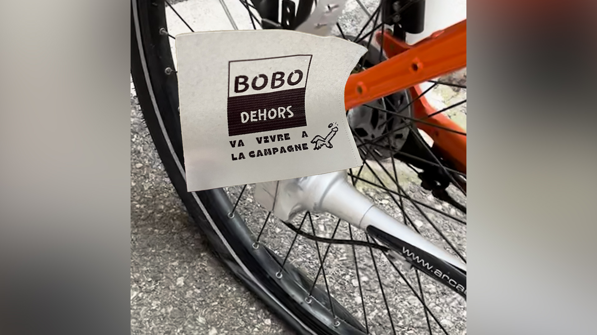 Un cycliste marseillais a découvert son vélo et plusieurs autres avec la roue crevée et un message vindicatif collé sur la selle dans une rue du Ve arrondissement.
