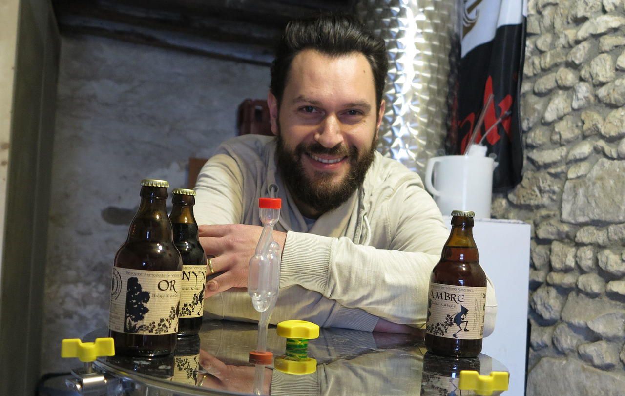 <b></b> Miguel Garcia, 36 ans, dans son petit atelier de Villiers-sous-Grez devant ses créations, des bières artisanales au nom du village.  