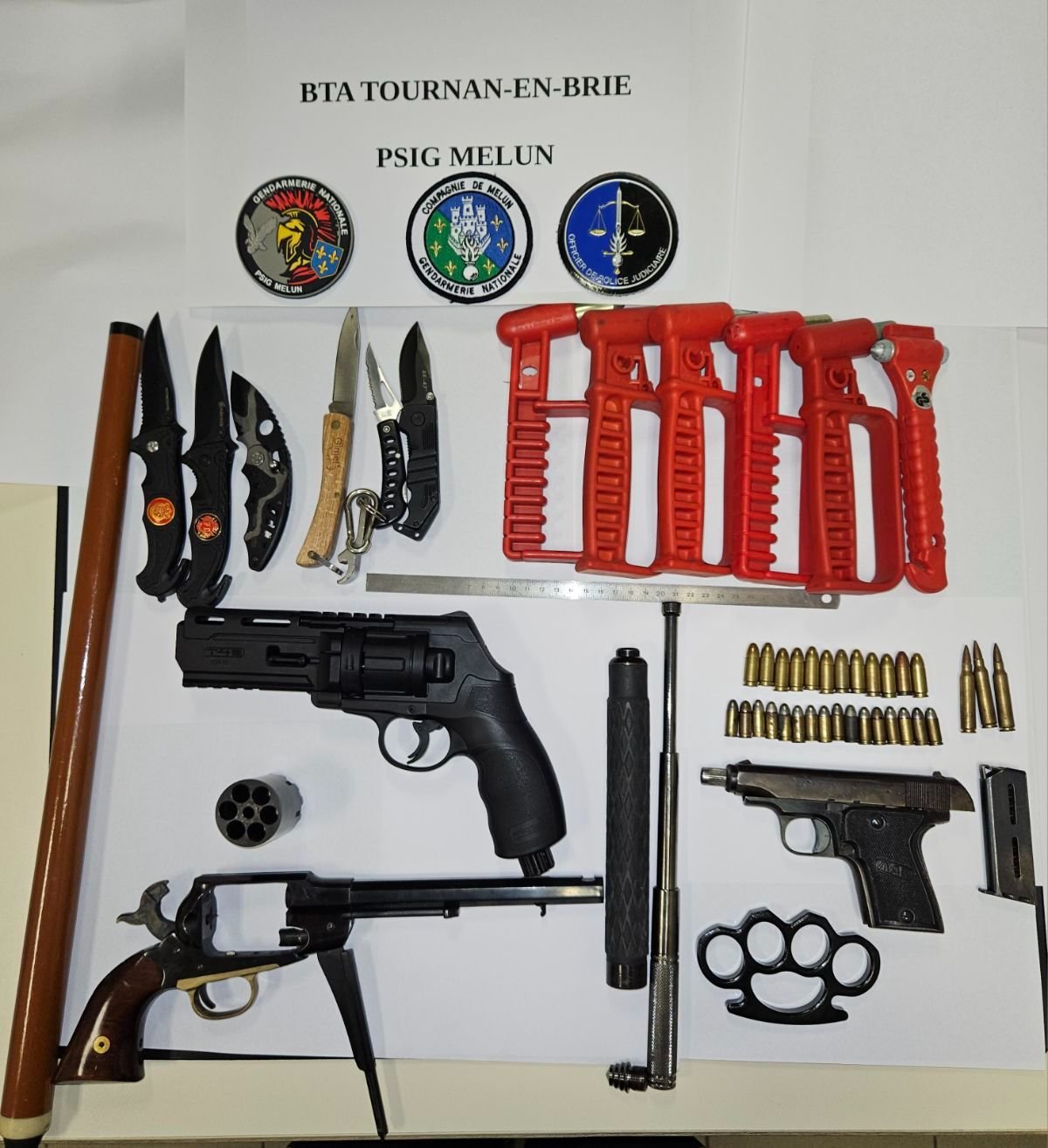 Les gendarmes de Tournan-en-Brie, aidés du PSIG de Melun, ont saisi des armes de poing, des couteaux, ou encore des munitions chez un habitant de Pontault-Combault. Gendarmerie nationale