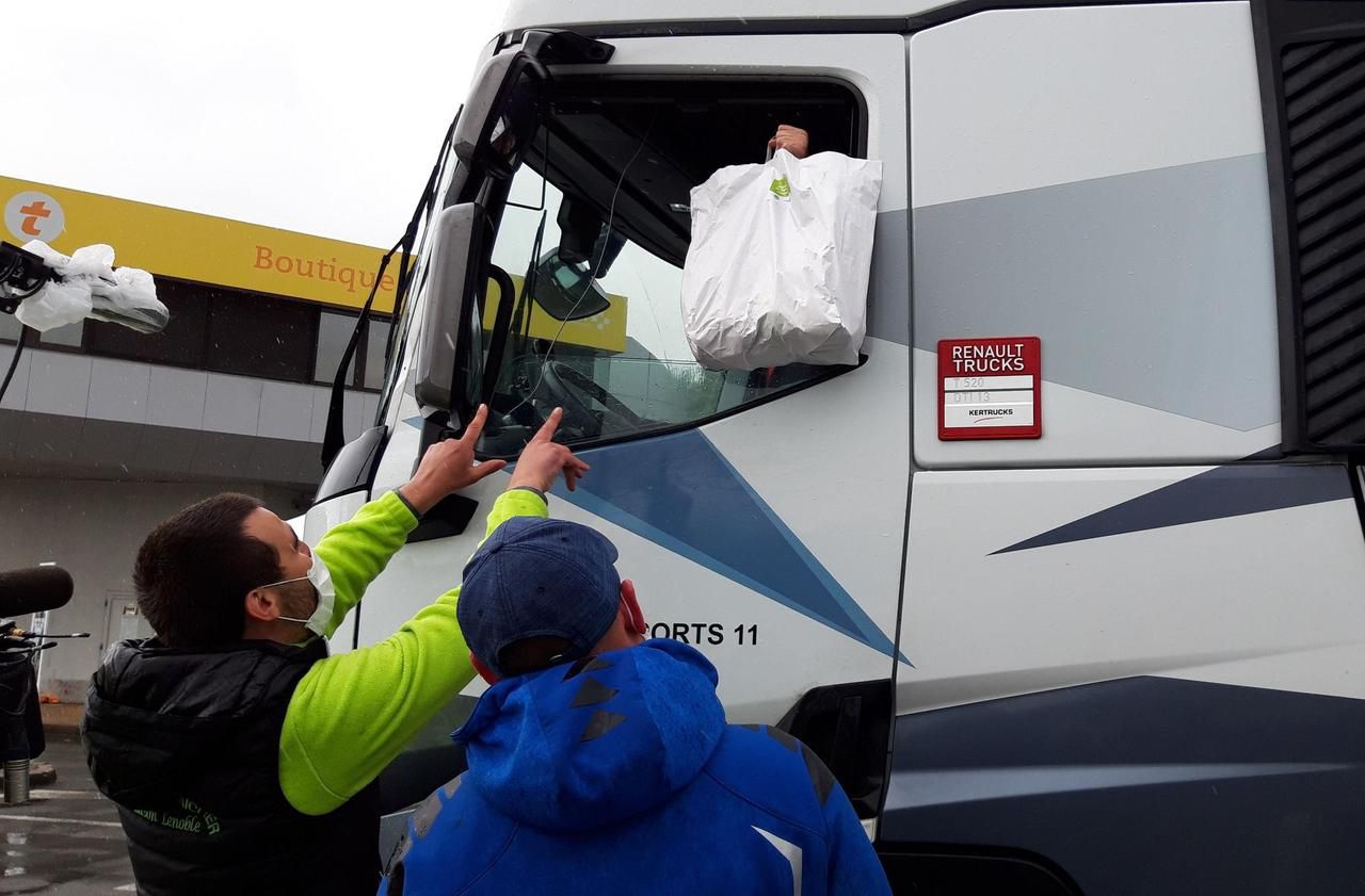 <b></b> Saint-Arnoult-en-Yvelines. La FNSEA et Vinci ont distribué des paniers de légumes aux conducteurs de poids lourds pour les remercier et pour soutenir les producteurs pendant la crise sanitaire.