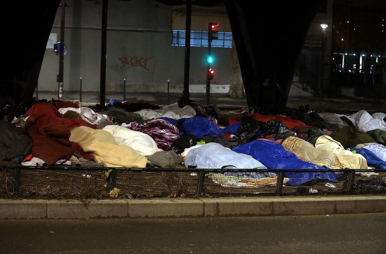 <b></b> Plutôt que de laisser dormir des migrants dehors comme ici dans la rue, Porte de la Chapelle à Paris, un centre d’accueil et d’examen administratif des situations a ouvert le 5 mars à Vaux-le-Pénil. 