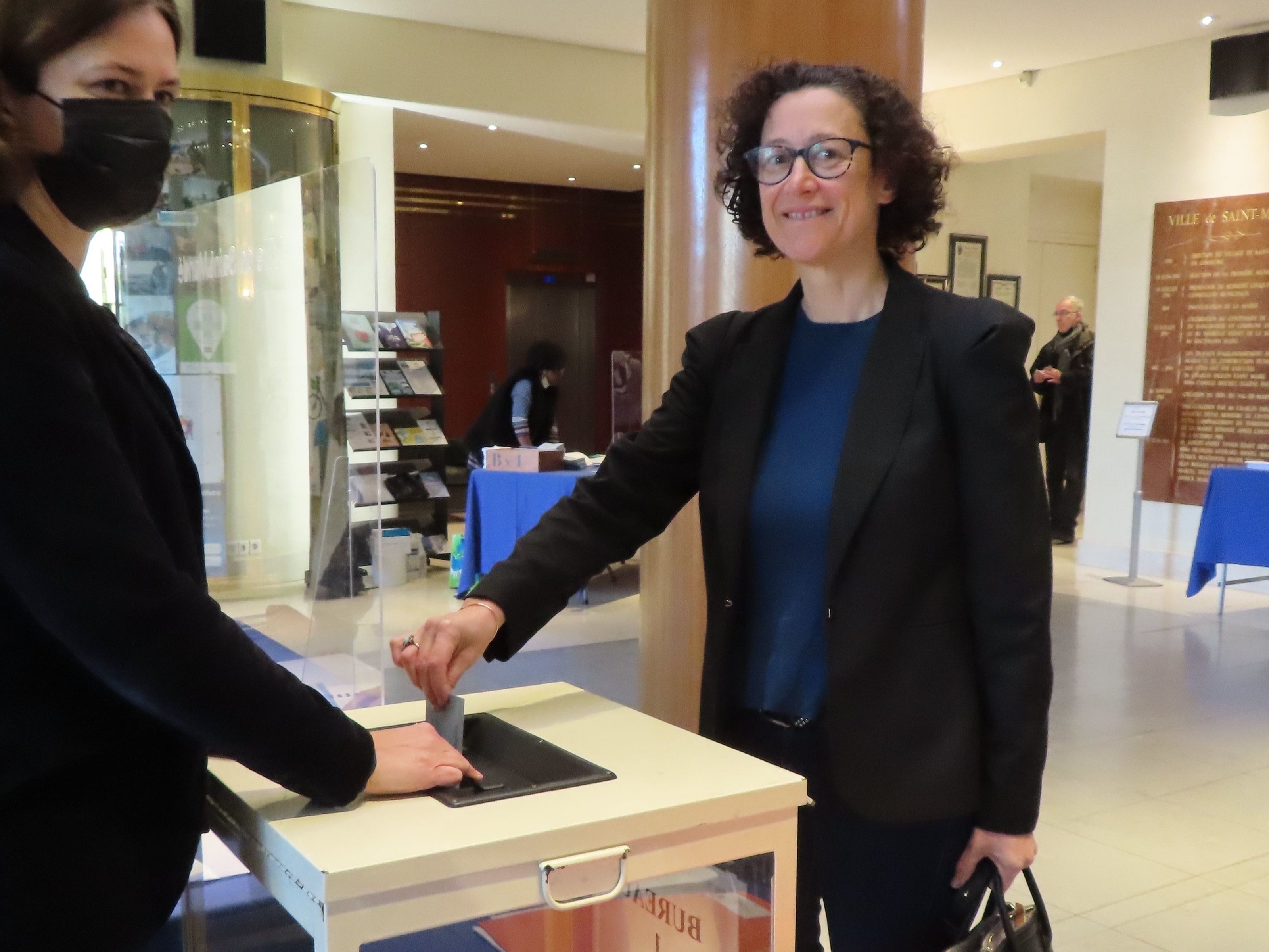 Saint-Mandé, le 10 avril. Emmanuelle Wargon, ministre chargée du Logement, lors du premier tour de l'élection présidentielle. LP/S.D.