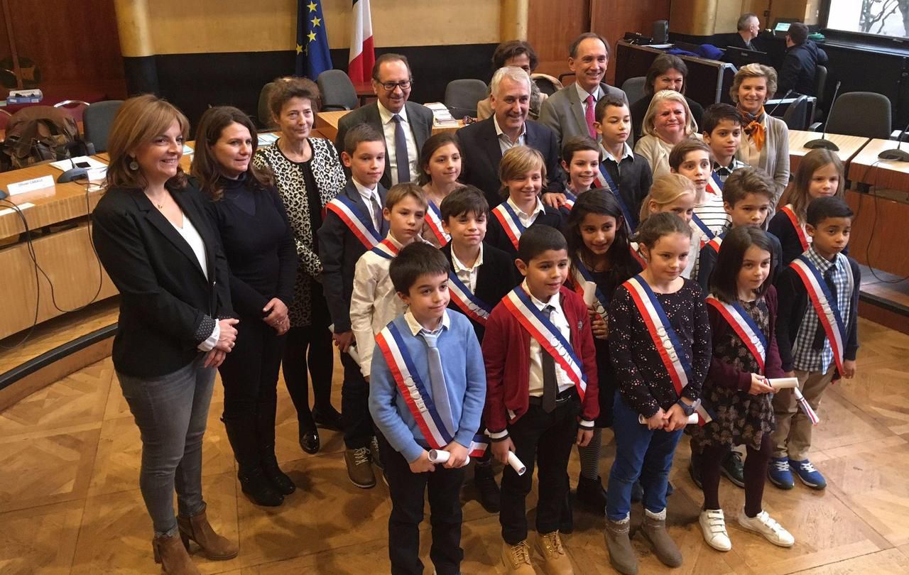 <b></b> Boulogne-Billancourt, avenue André Morizet, mercredi après-midi. Ils sont 19 élèves de CM 1 à avoir reçu leur écharpe tricolore.