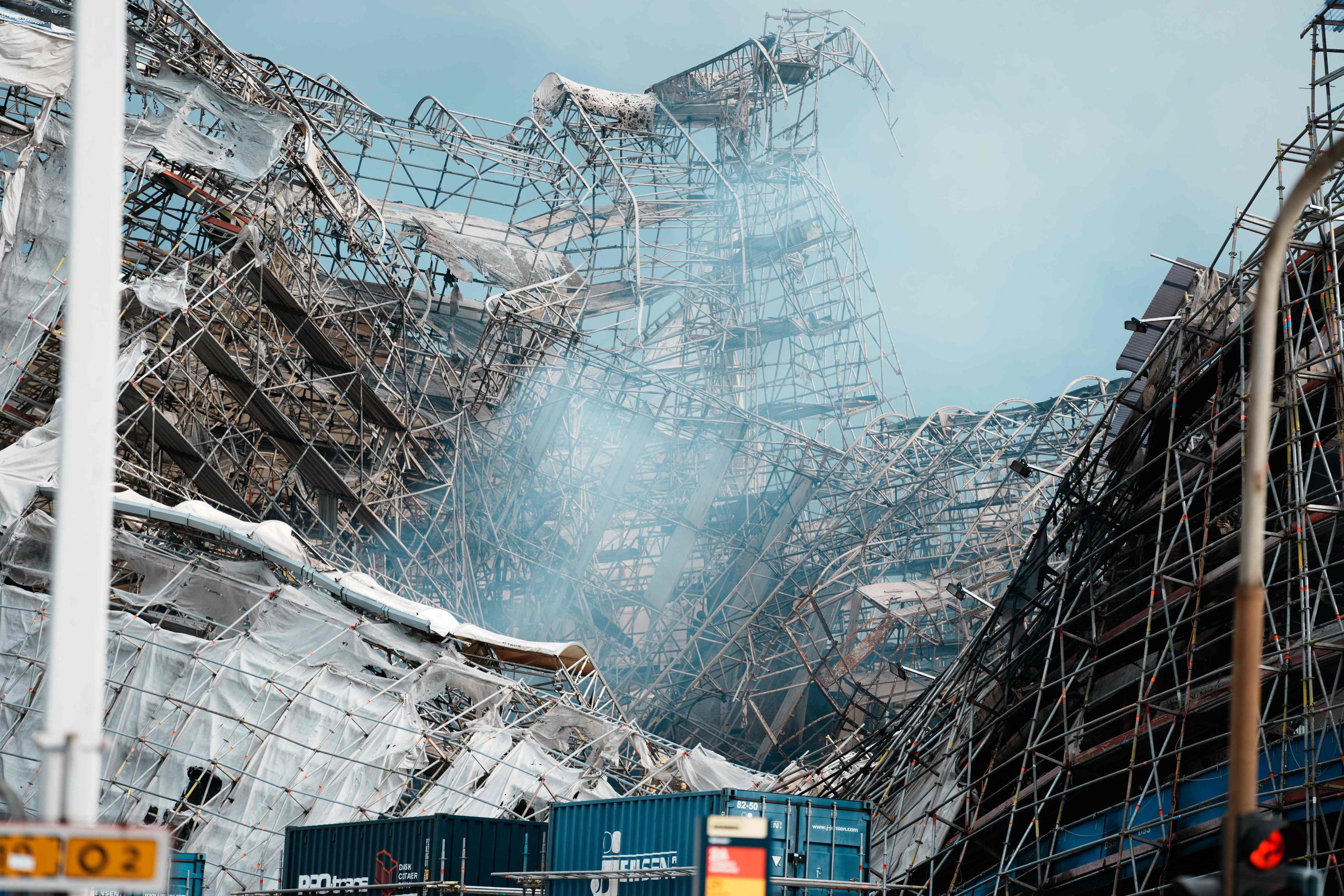 Après la flèche, la façade calcinée de la vieille Bourse s’est effondrée. AFP/Thomas Traasdahl/Ritzau Scanpix