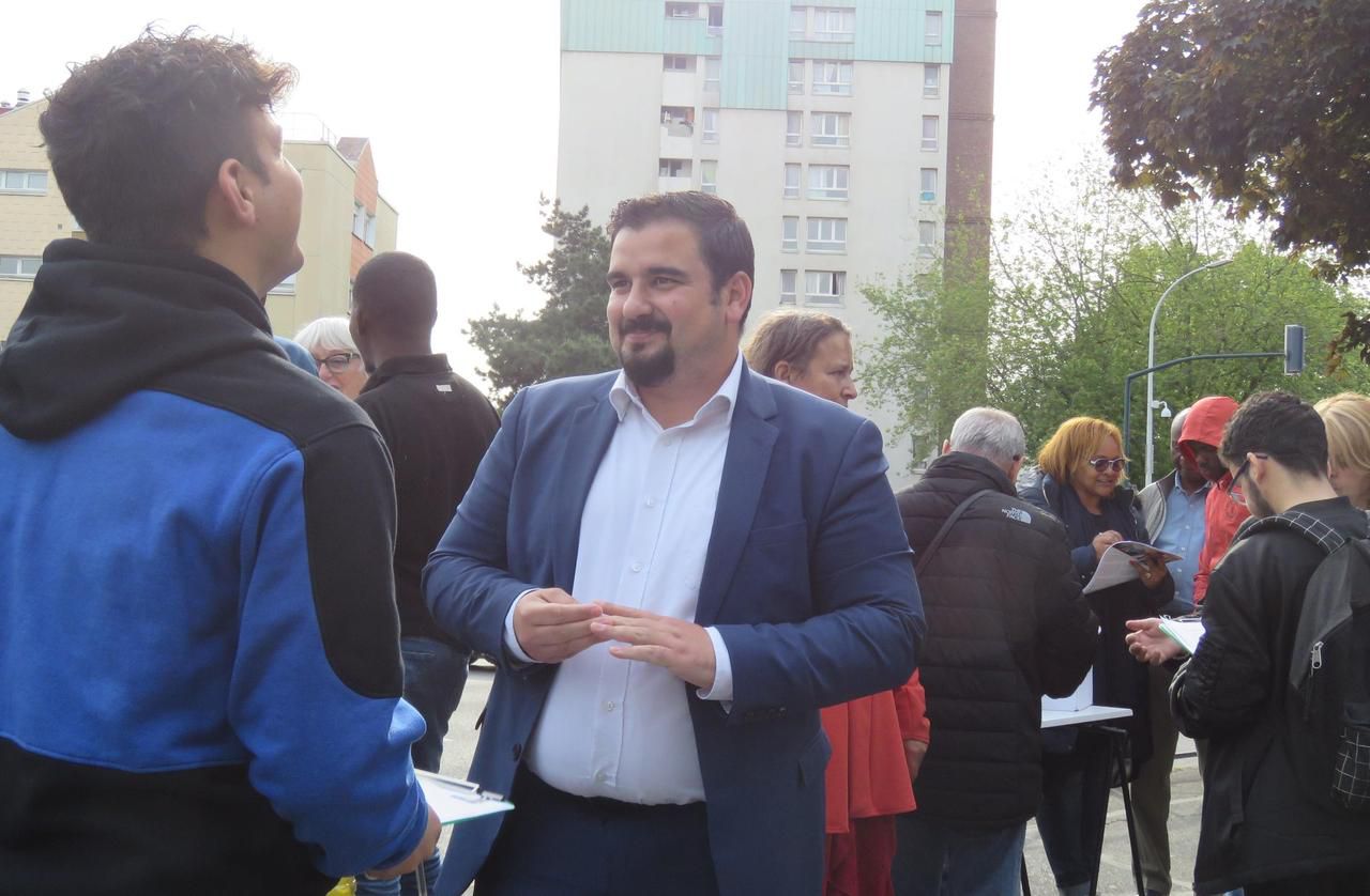 <b></b> Garges-lès-Gonesse, le 22 mai. Benoit Jimenez (veste bleue, chemise blanche), est candidat aux municipales de 2020.