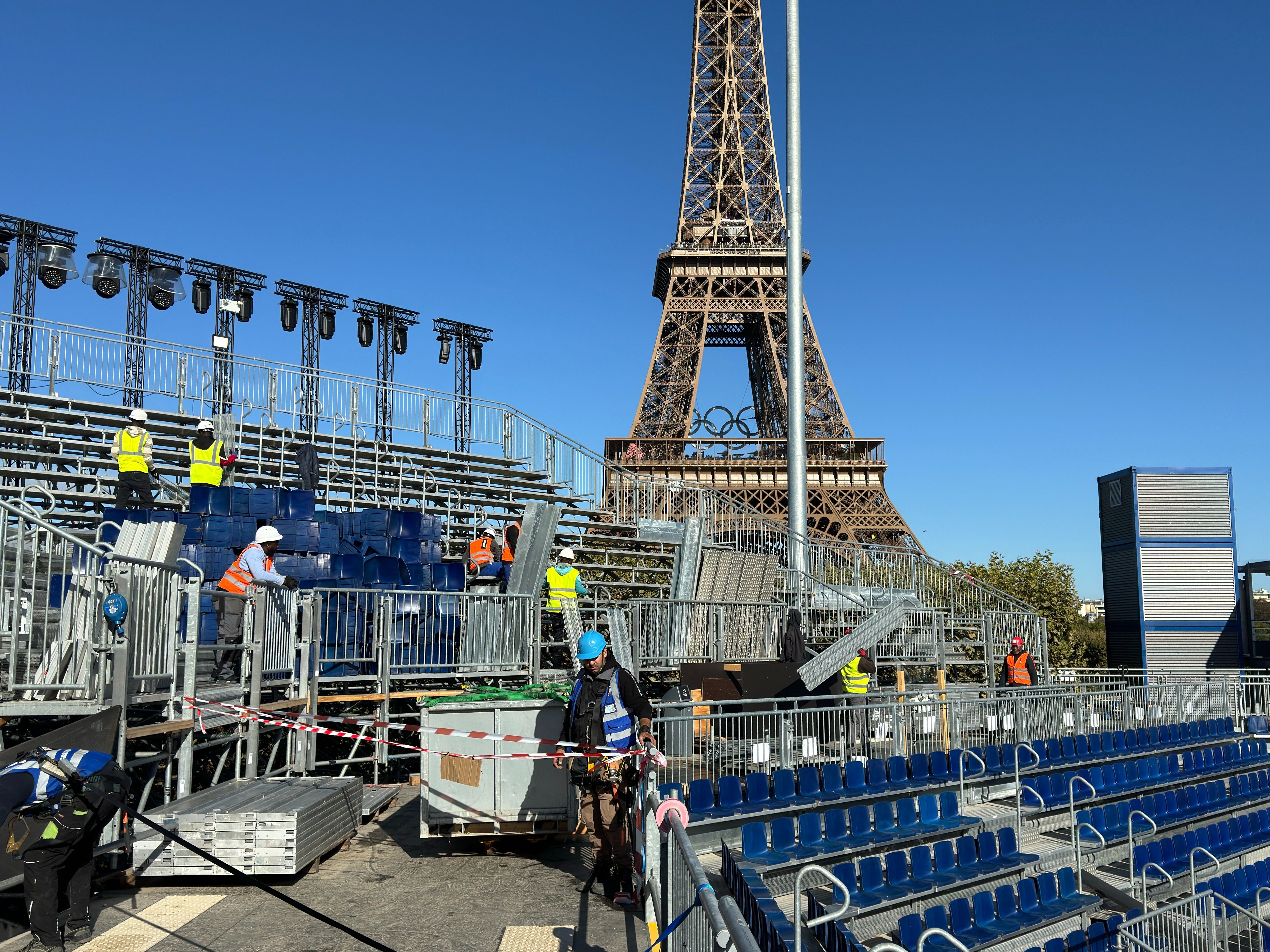 Champ-de-Mars, Paris (VIIe), ce vendredi 13 septembre 2024. Le démontage du stade tour Eiffel est en cours. Le site devrait être complètement libéré d'ici fin octobre. LP/Paul Abran