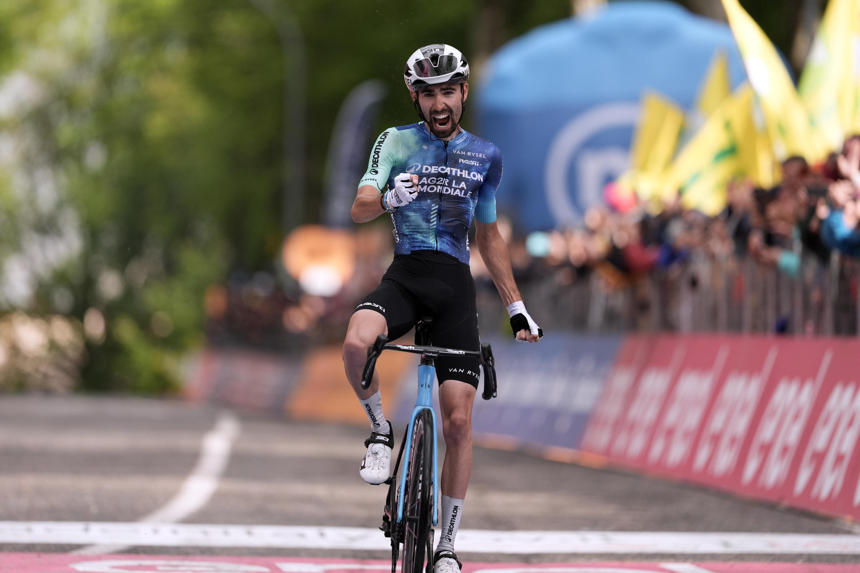 Le bonheur de Français Valentin Paret-Peintre, qui s'est imposé lors de la 10e étape du Giro, ce mardi 14 mai. Icon Sport/Massimo Paolone