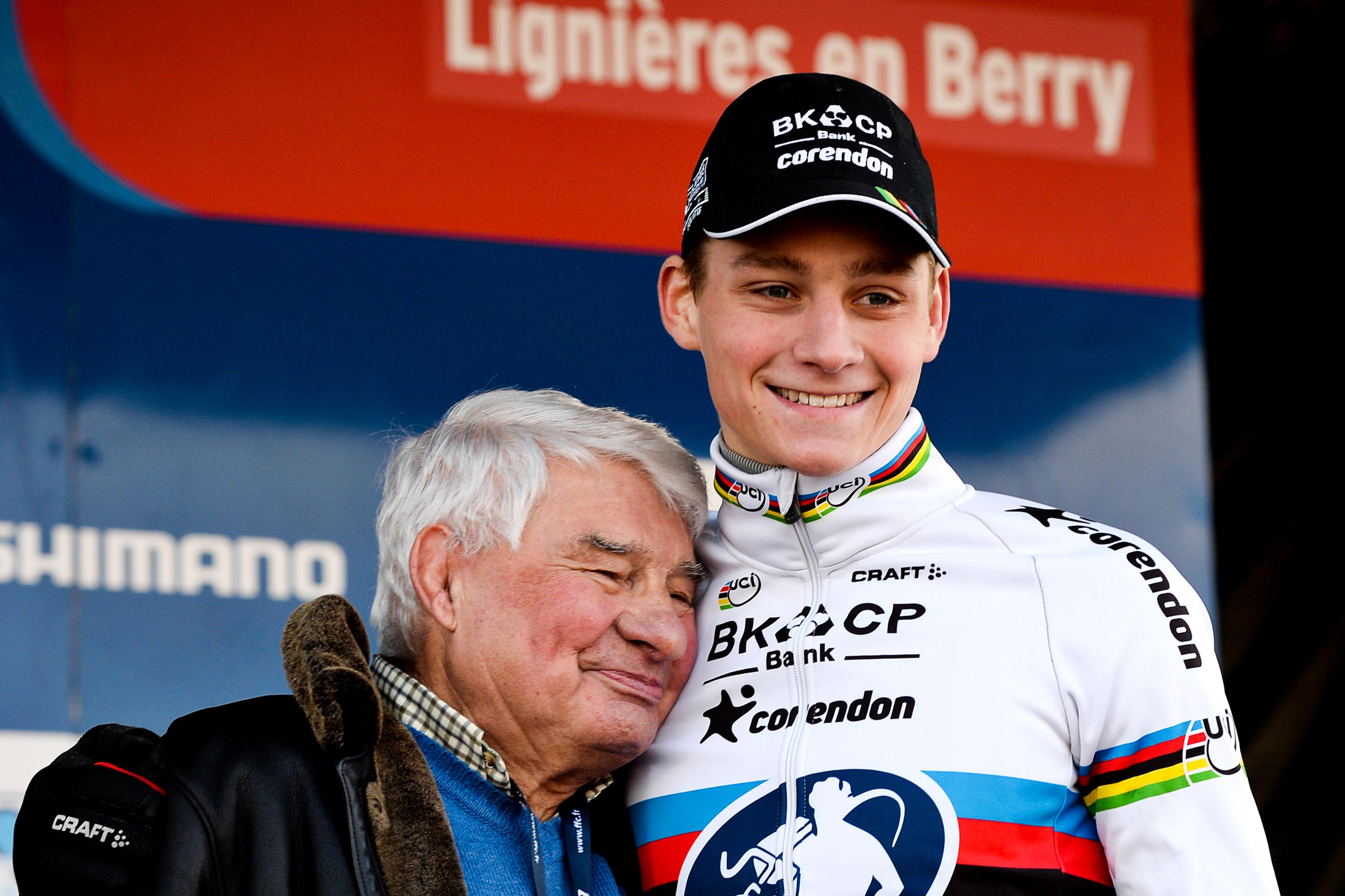 Le départ de la neuvième étape du Tour s'effectue dans le village de Raymond Poulidor, le grand-père de Mathieu Van Der Poel décédé en 2019, ici photographiés ensemble en 2016. Belga/Icon Sport