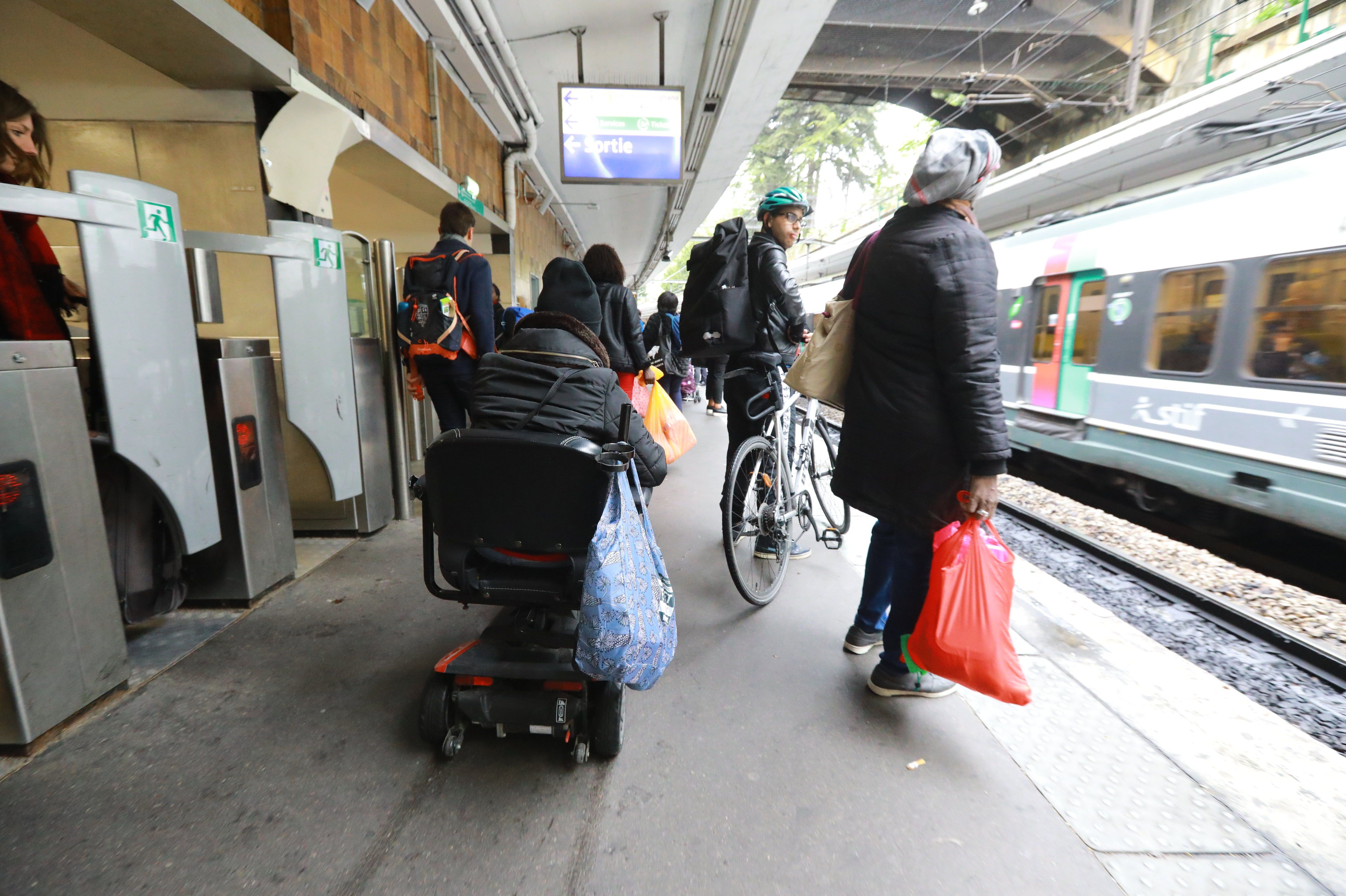 (Illustration). Une femme attendait le RER sur le quai lorsqu'elle a été projetée sur les rails par un individu. LP/Philippe Lavieille
