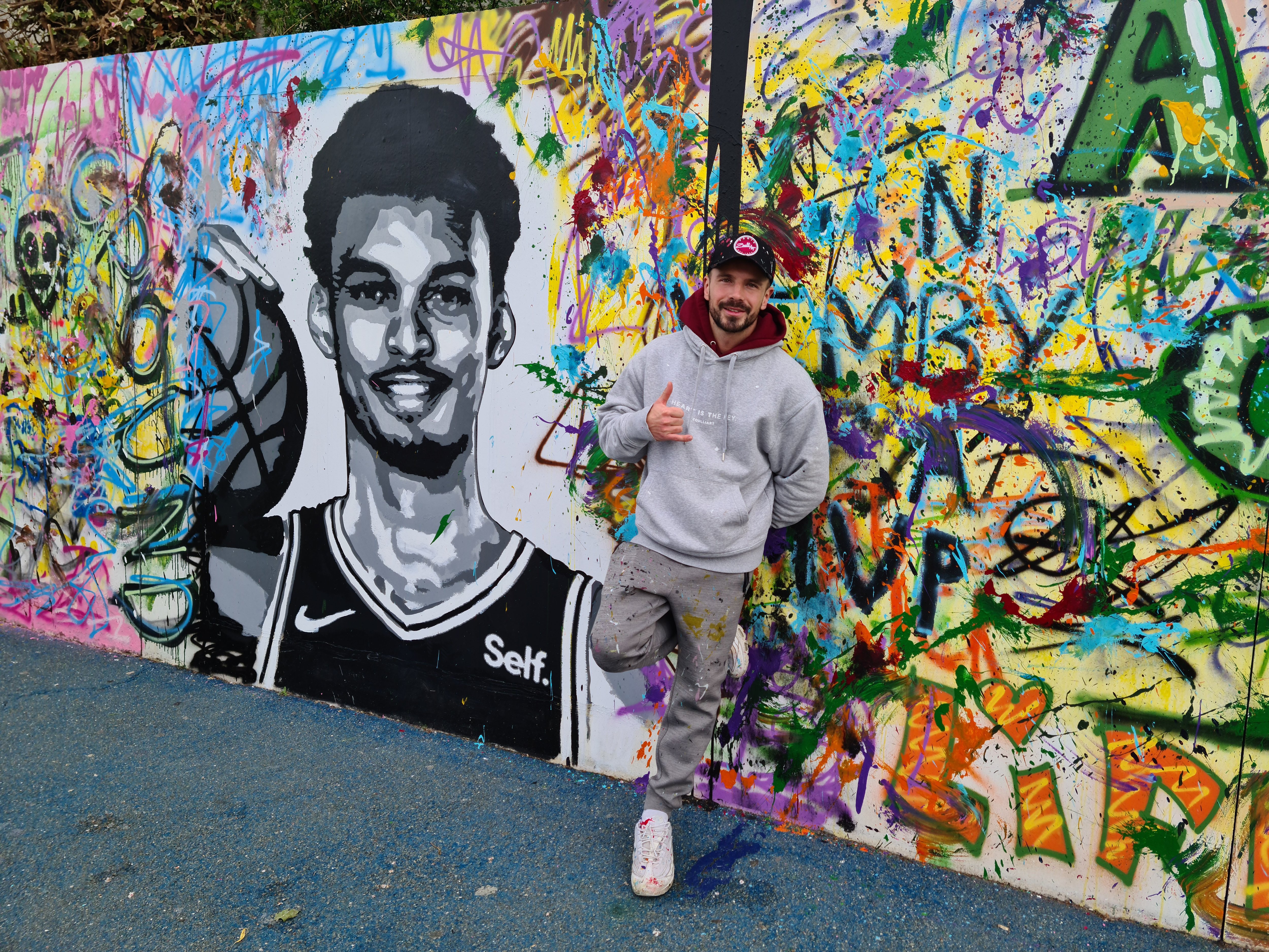 Levallois-Perret, le 6 mai. ZoulliArt (ici devant le portrait de Victor Wembanyama) vient de réaliser, avec des enfants de la ville, une fresque de 70 m de long pour égayer le basket parc de la commune. LP/Cindy Bonnaud