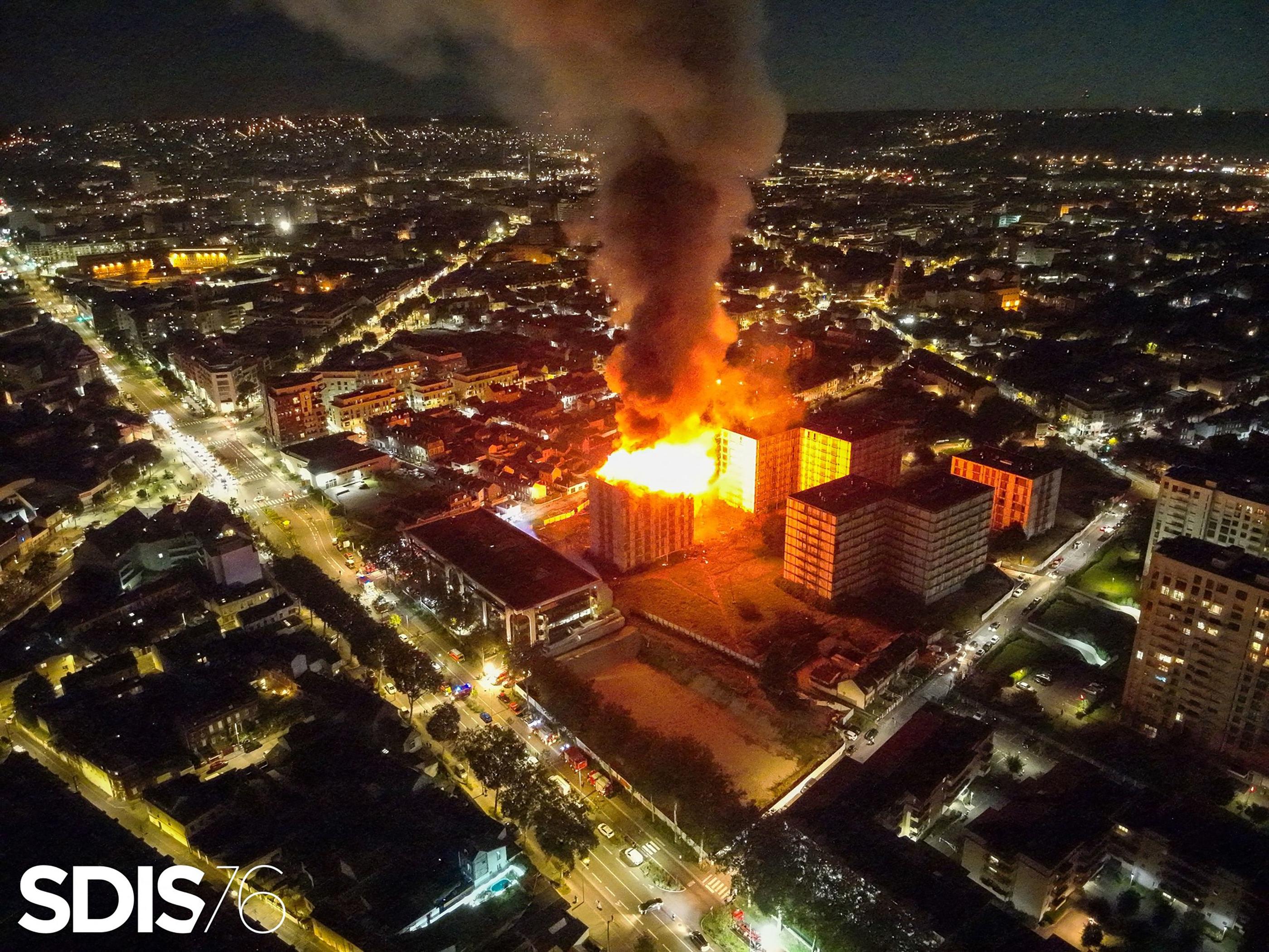 Un incendie avait ravagé il y a une semaine, sans faire de victime, deux immeubles désaffectés des années 1970 à Rouen. SDIS76 / AFP