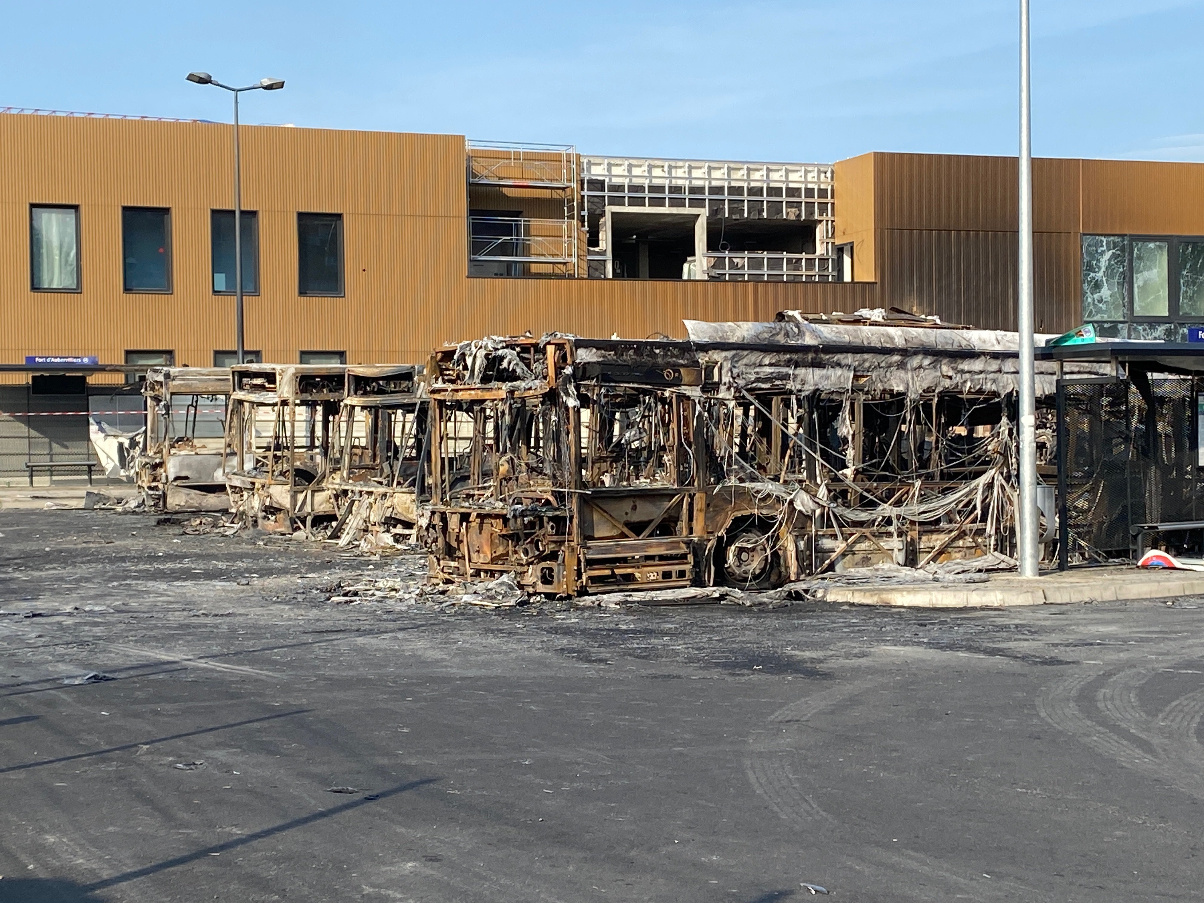 Douze des treize bus stationnés sur un parking extérieur d'Aubervilliers ont été détruits par les flammes. LP/Sébastien Compagnon