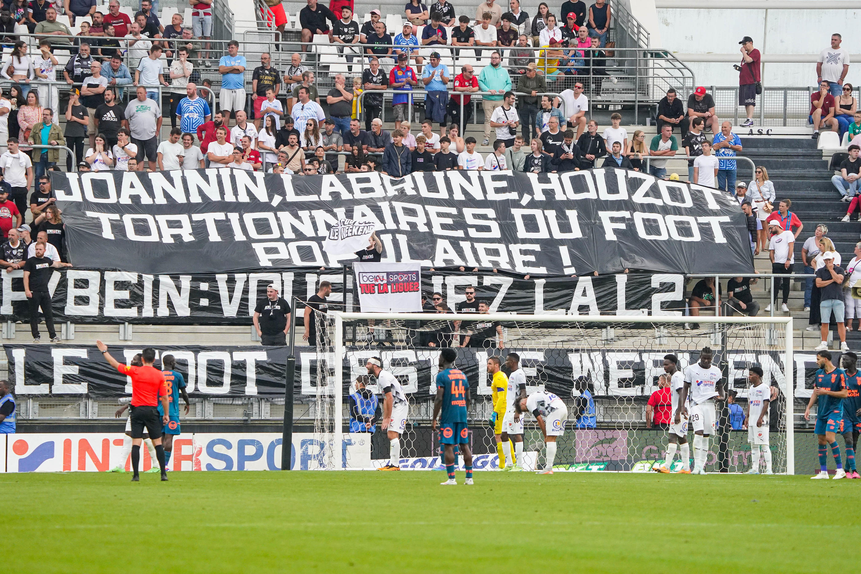 De nouvelles banderoles à l'encontre des dirigeants de la Ligue et de beIN Sports ont été déployées ce samedi comme ici à Amiens. Icon Sport/Daniel Derajinski