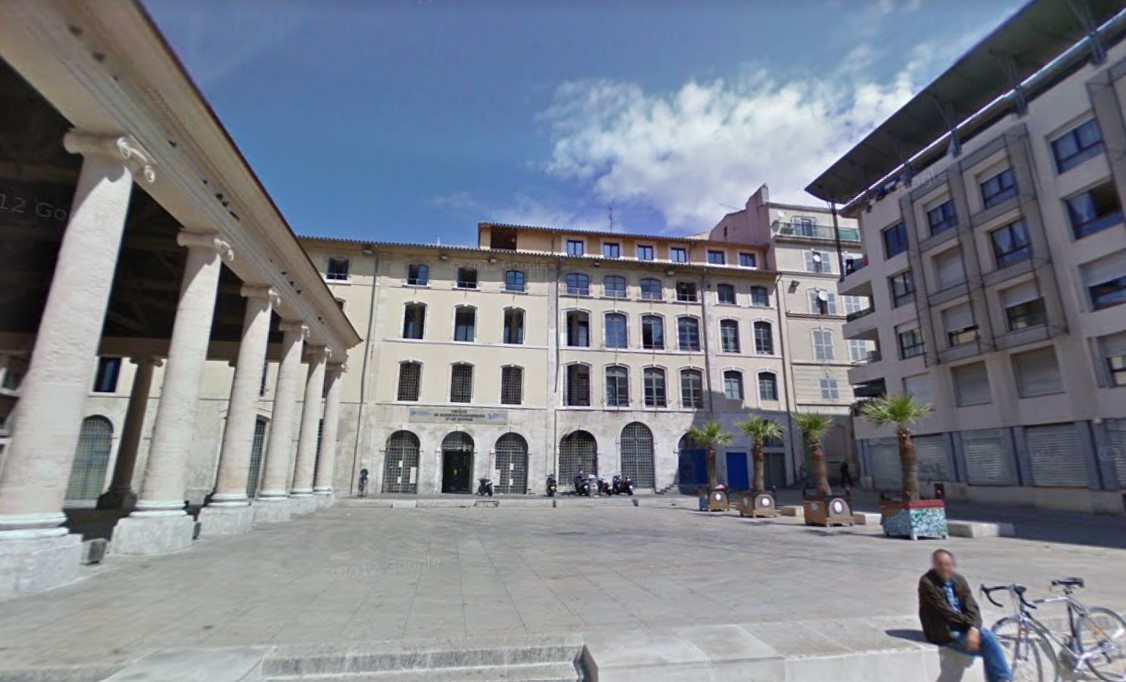 La faculté d'économie et de gestion Aix-Marseille est installée dans le bâtiment Colbert, sur la place de la halle Puget. @GoogleStreetview