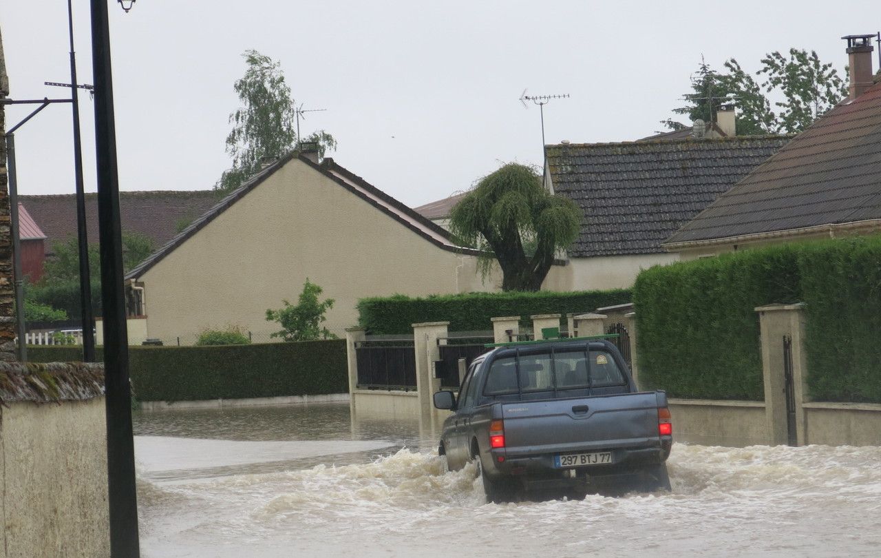 <b>Féraubry, ce mardi.</b> Un 4 x 4 a tenté de passer dans la rue de la Croix, avant de faire marche-arrière, le niveau d’eau arrivant au-dessus des roues de celui-ci. 